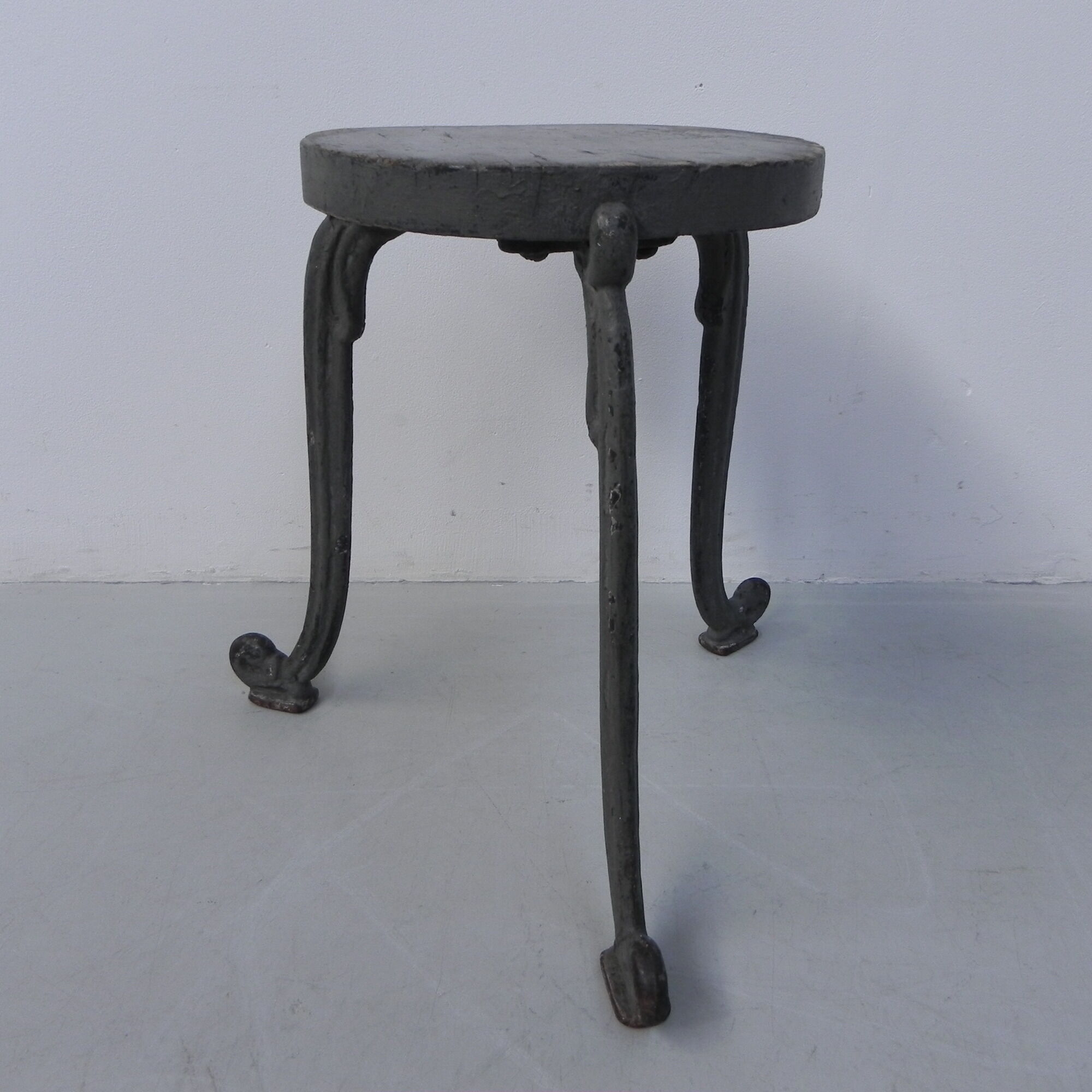 Art Nouveau stool on 3 cast iron legs