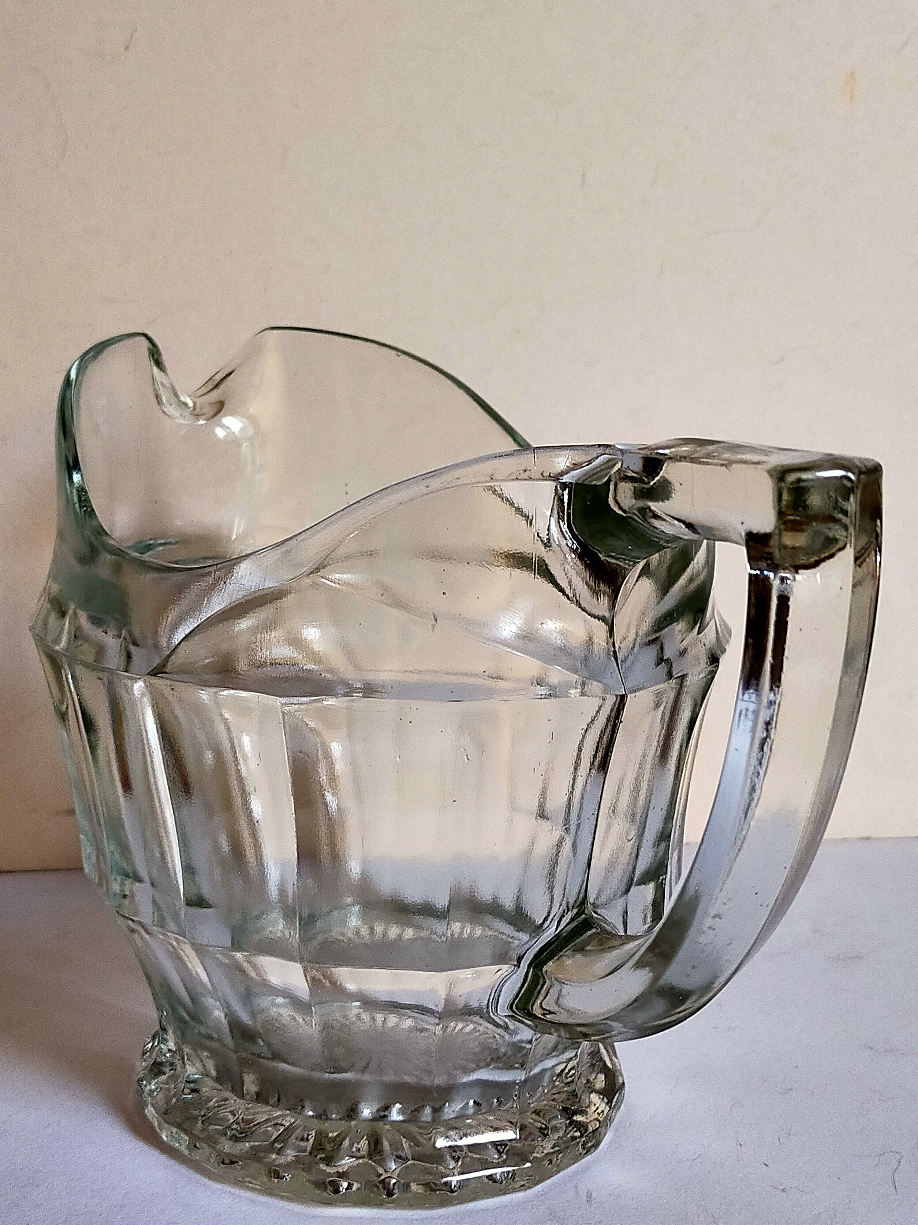 Art deco table pitcher in moulded glass 1940