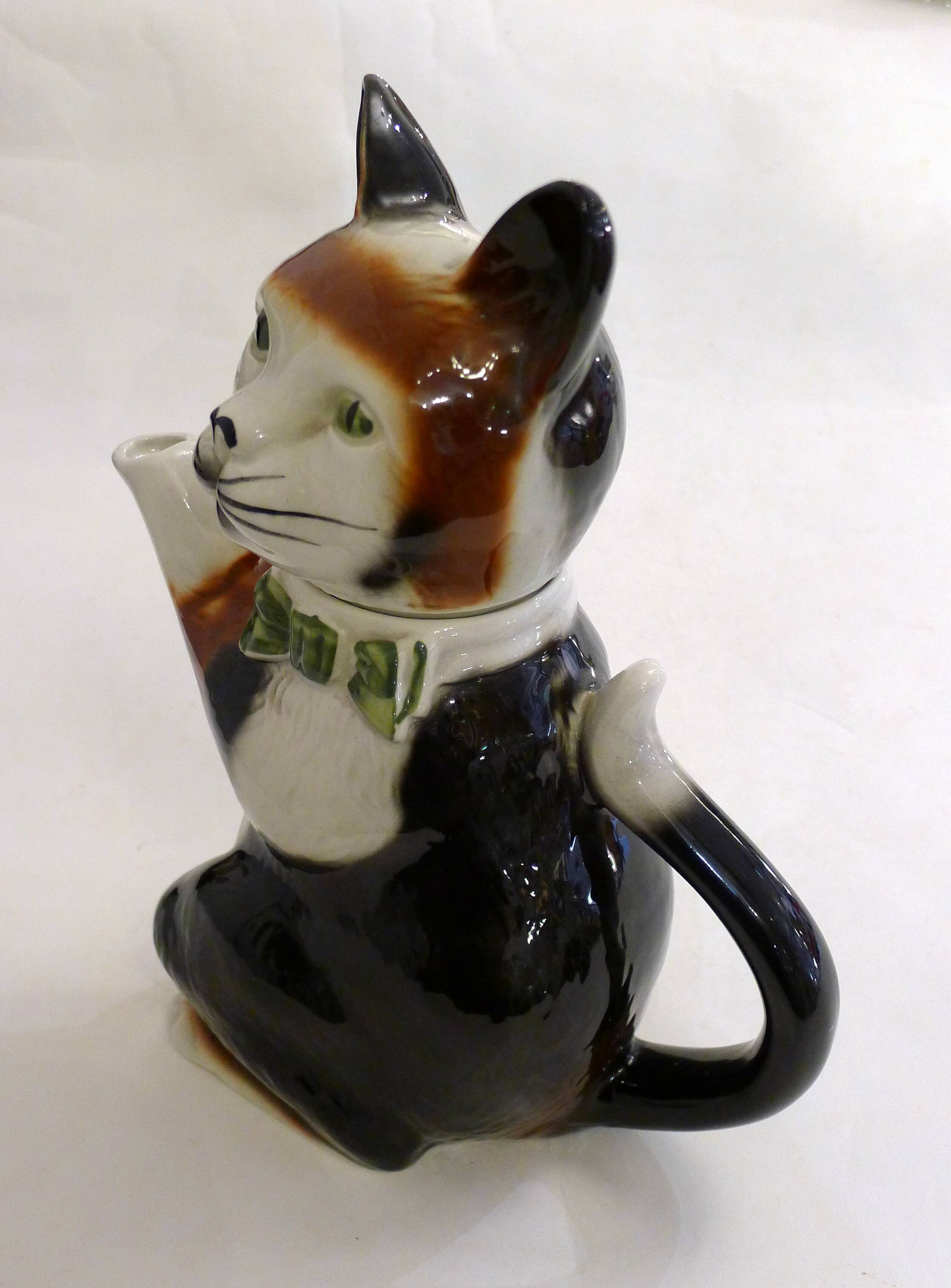 Large zoomorphic cat teapot, in vintage English earthenware.