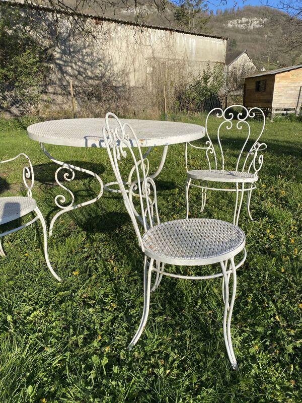 Salon de jardin vintage en fer forgé, table et 3 chaises