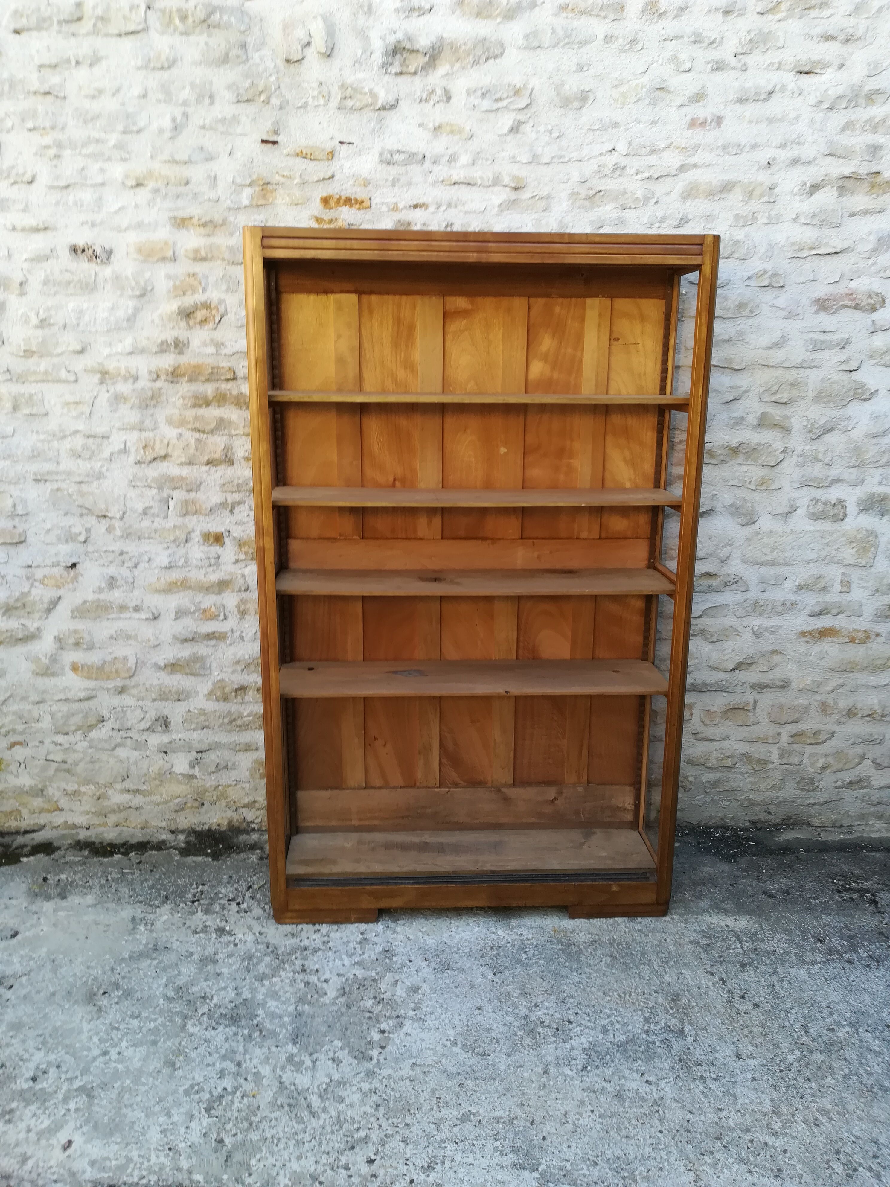 Showcase with two sliding doors