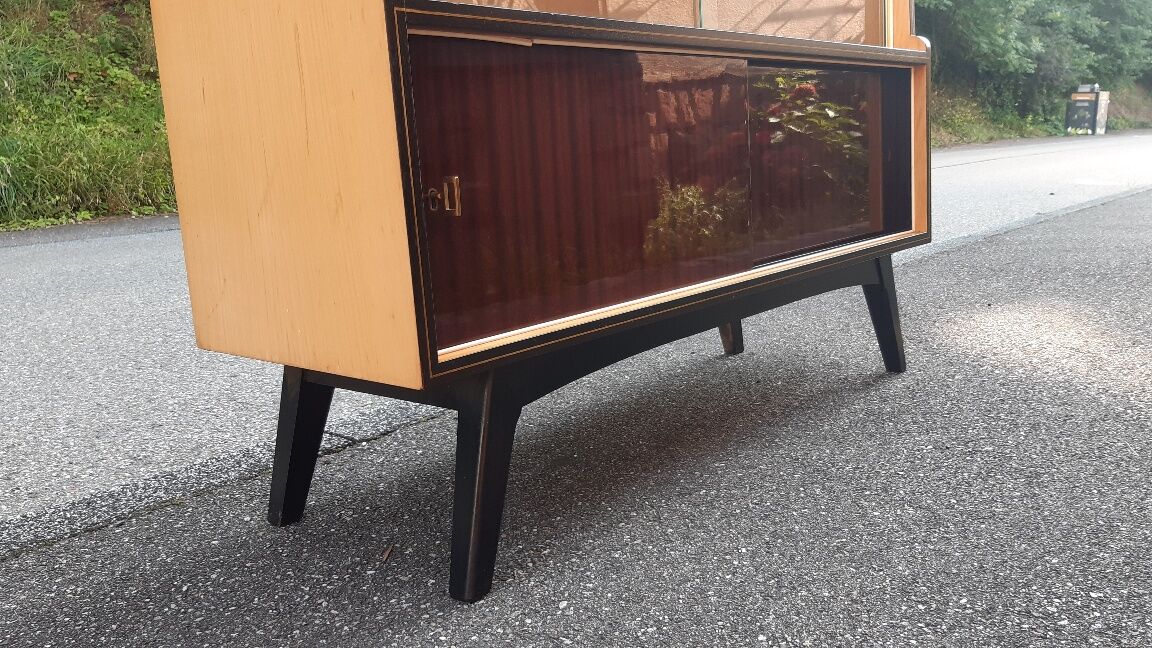 Vintage showcase library