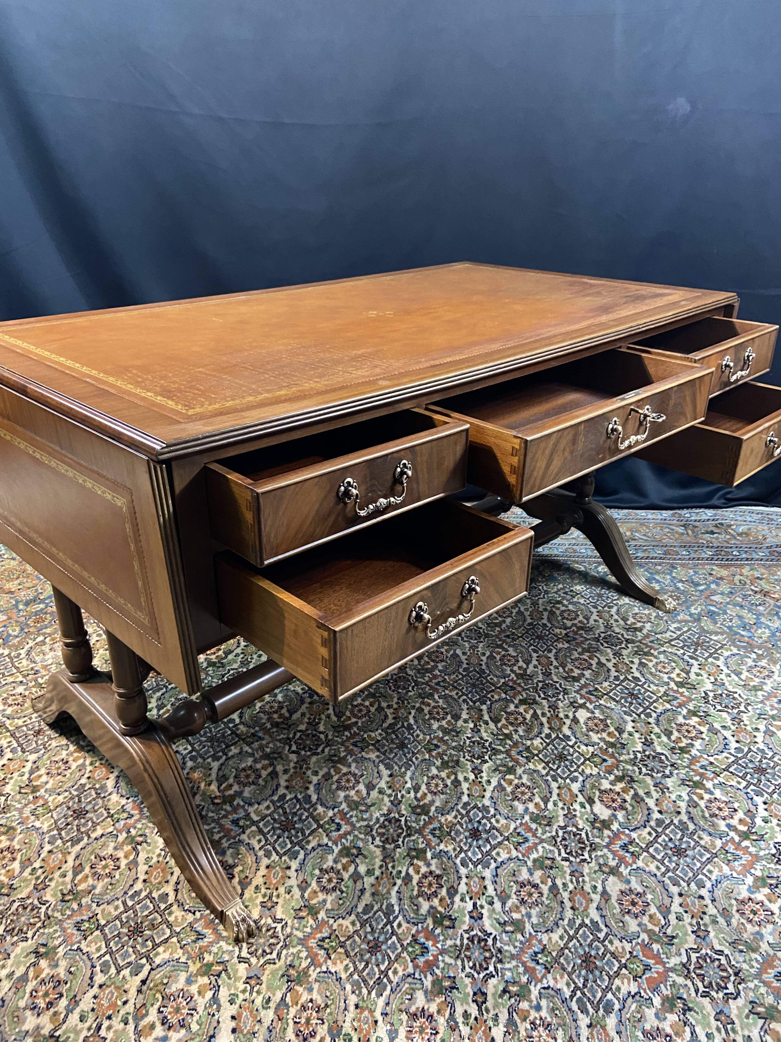 Grand bureau anglais en acajou de style Regency