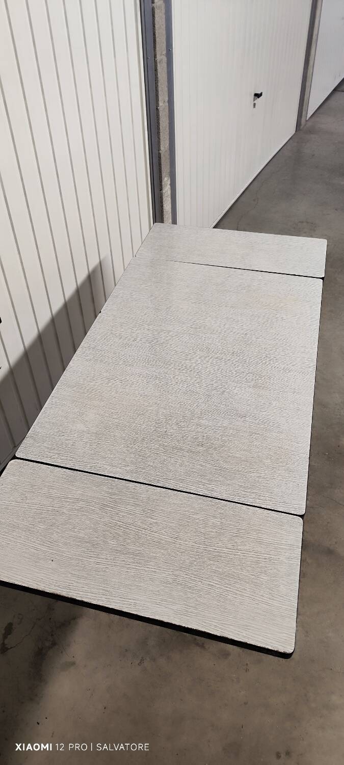 Rectangular extendable table – simple lines and light finish
