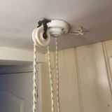 Suspension monte et baisse en opaline et porcelaine