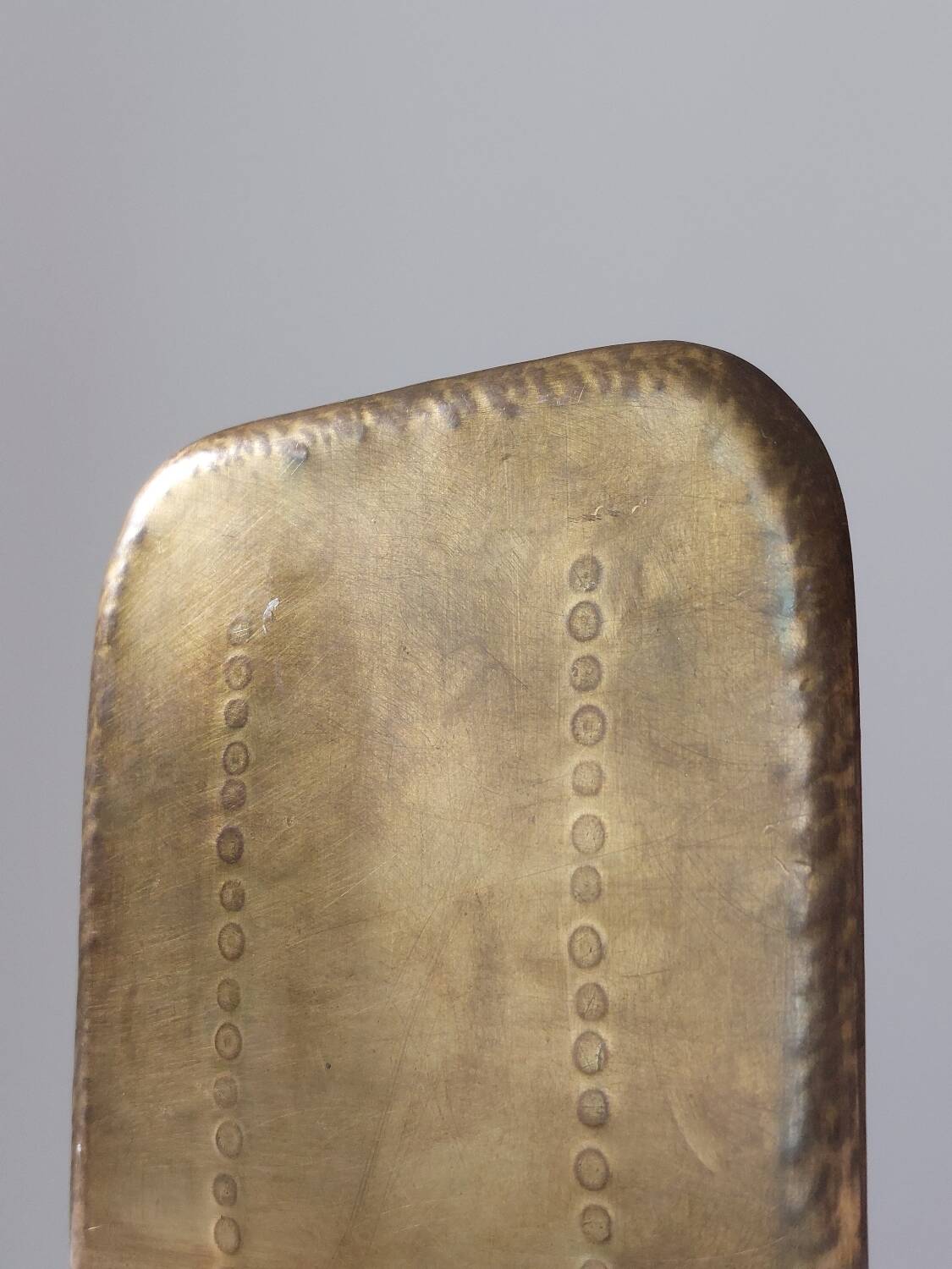 Paire de serre-livres en laiton martelé à la main par Hayno Focken