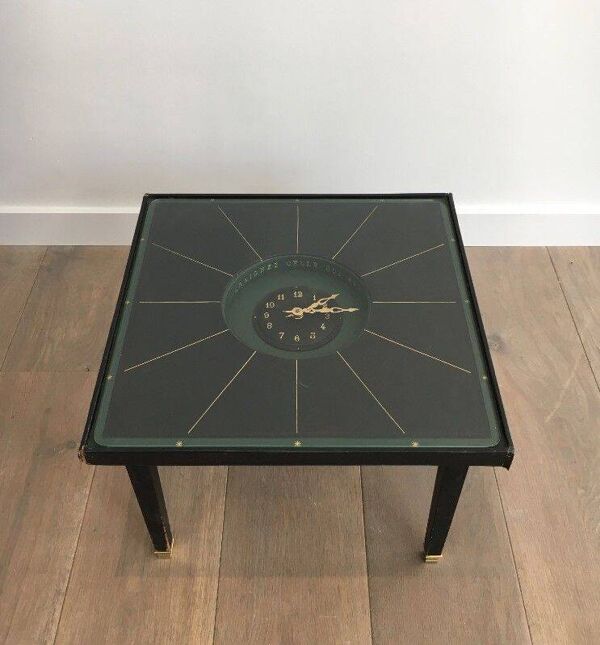 Table pendule en cuir et laiton. Dans le goût de Jacques Adnet