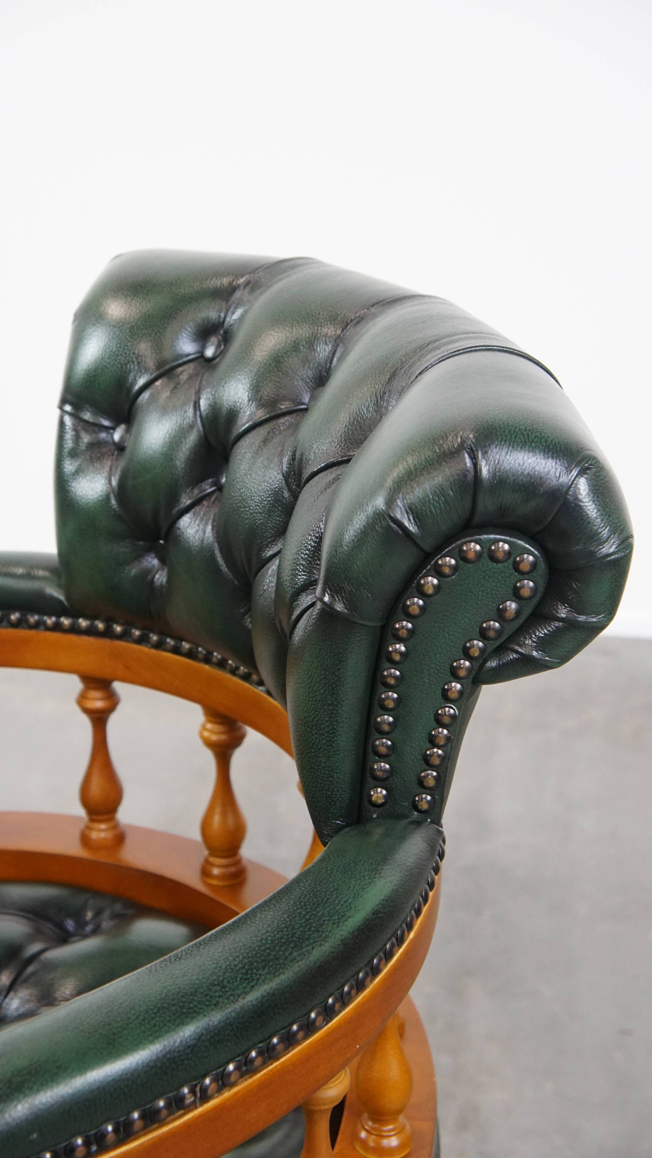 Chaise de bureau Chesterfield verte en cuir de vachette sur roulettes
