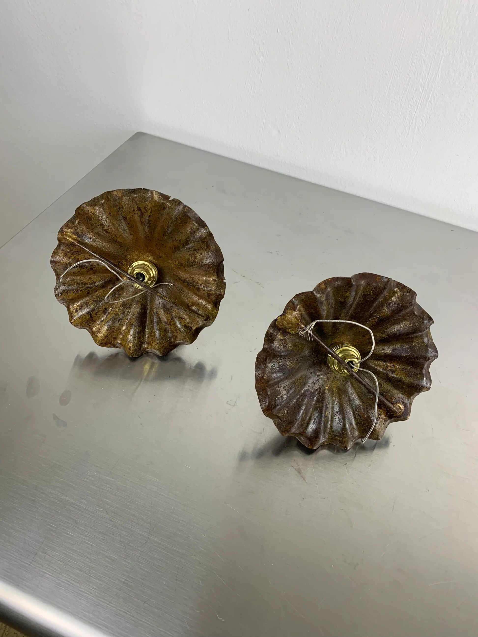 Paire d'appliques en forme de bouton de fleur encastré, en fer doré à la feuille, Espagne, années 1950.