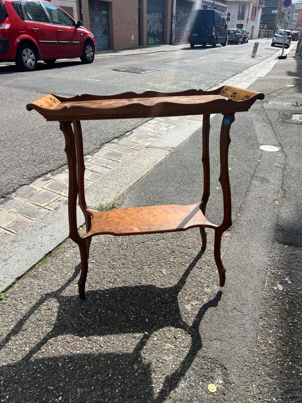 Table à thé à deux plateaux en bois de placage d’époque art nouveau, signé Émile Gallé