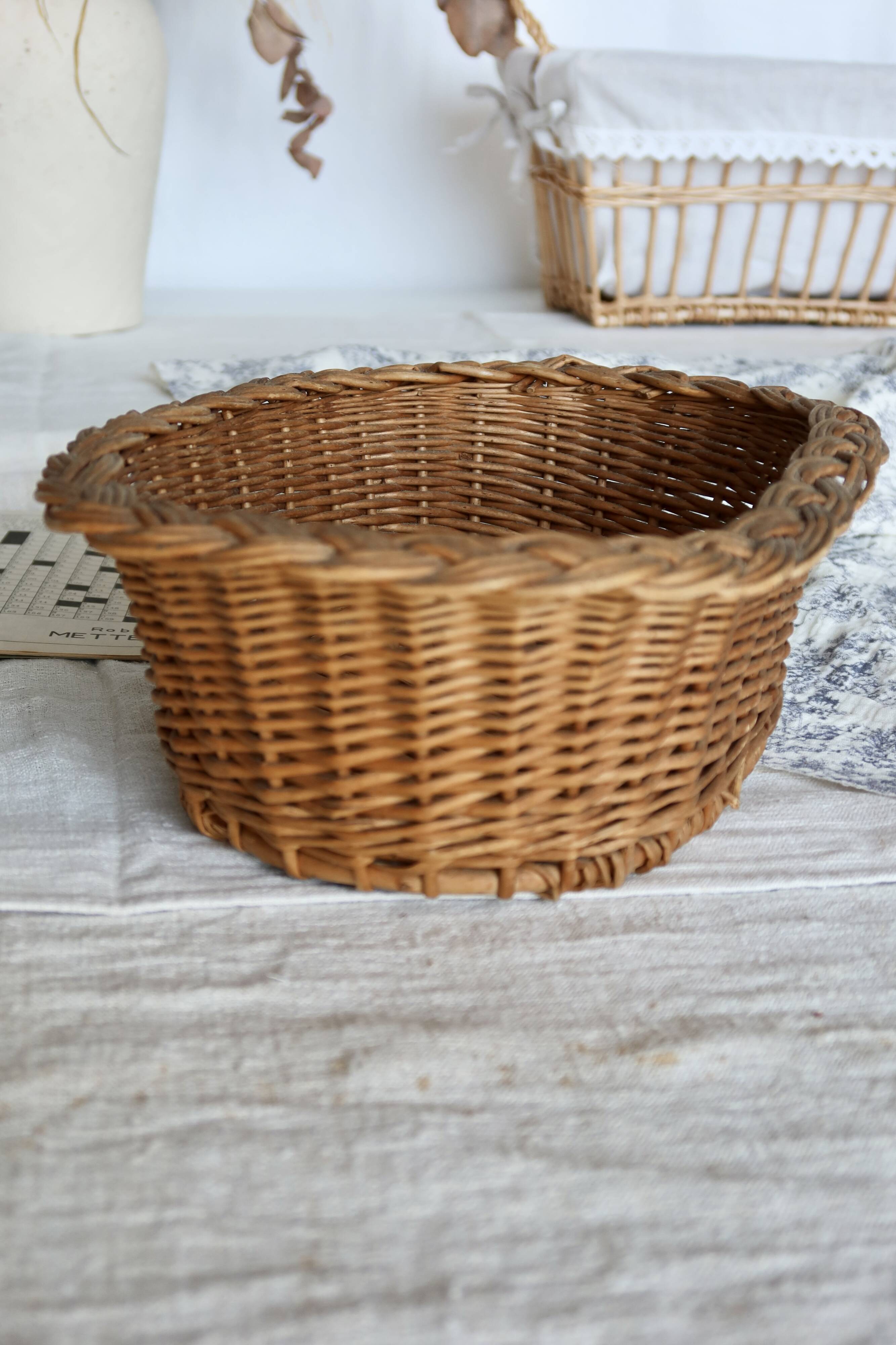 Vintage oval woven wicker basket with thick braided edge