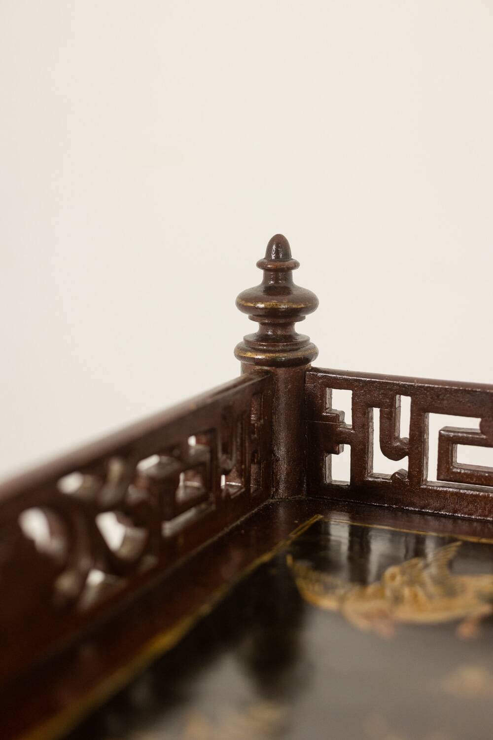 Small serving table with Japonese lacquer decoration. Napoleon III period.