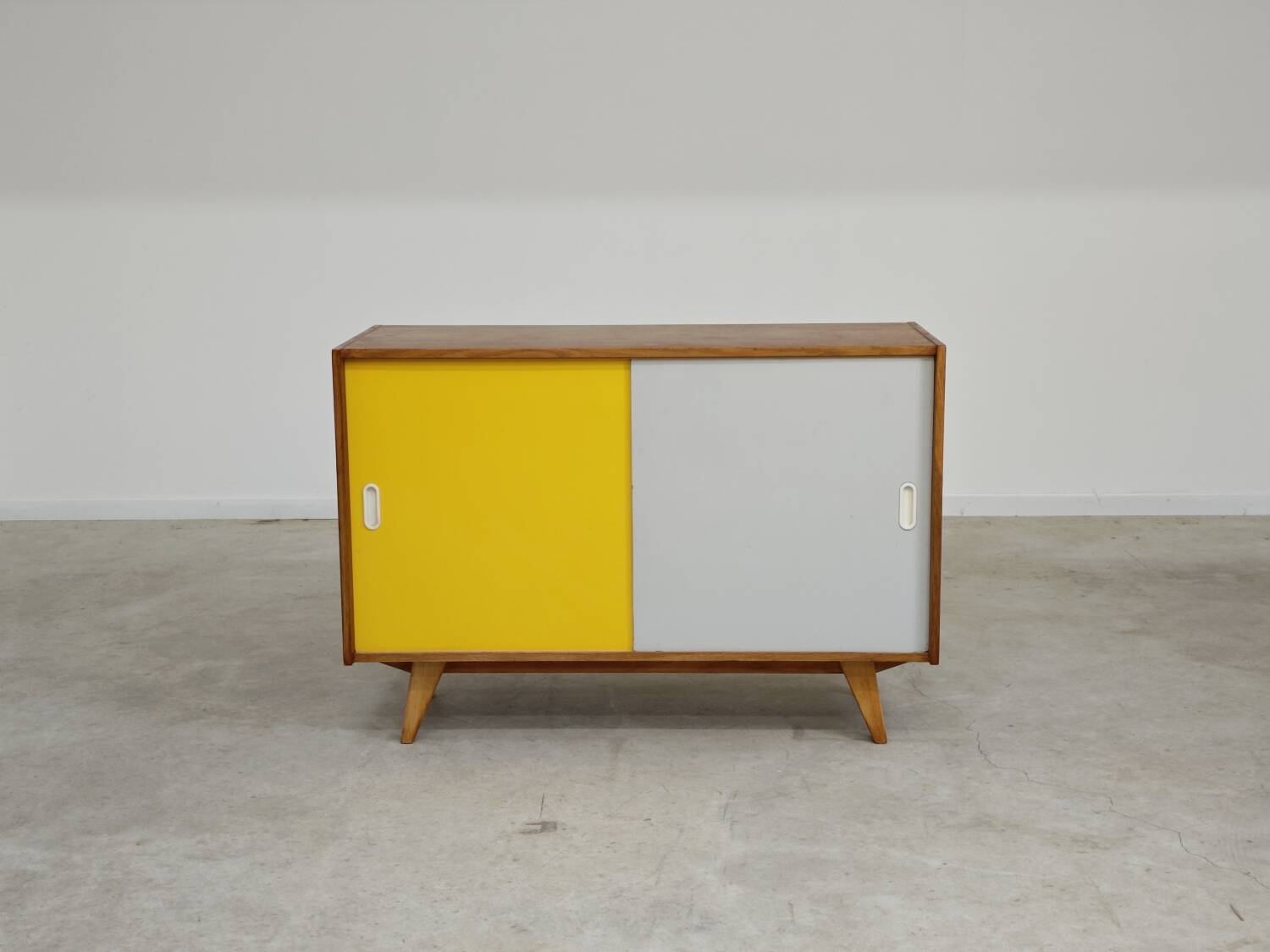 Buffet U-452 jaune et gris par Jiri Jiroutek pour Interier Praha 1960