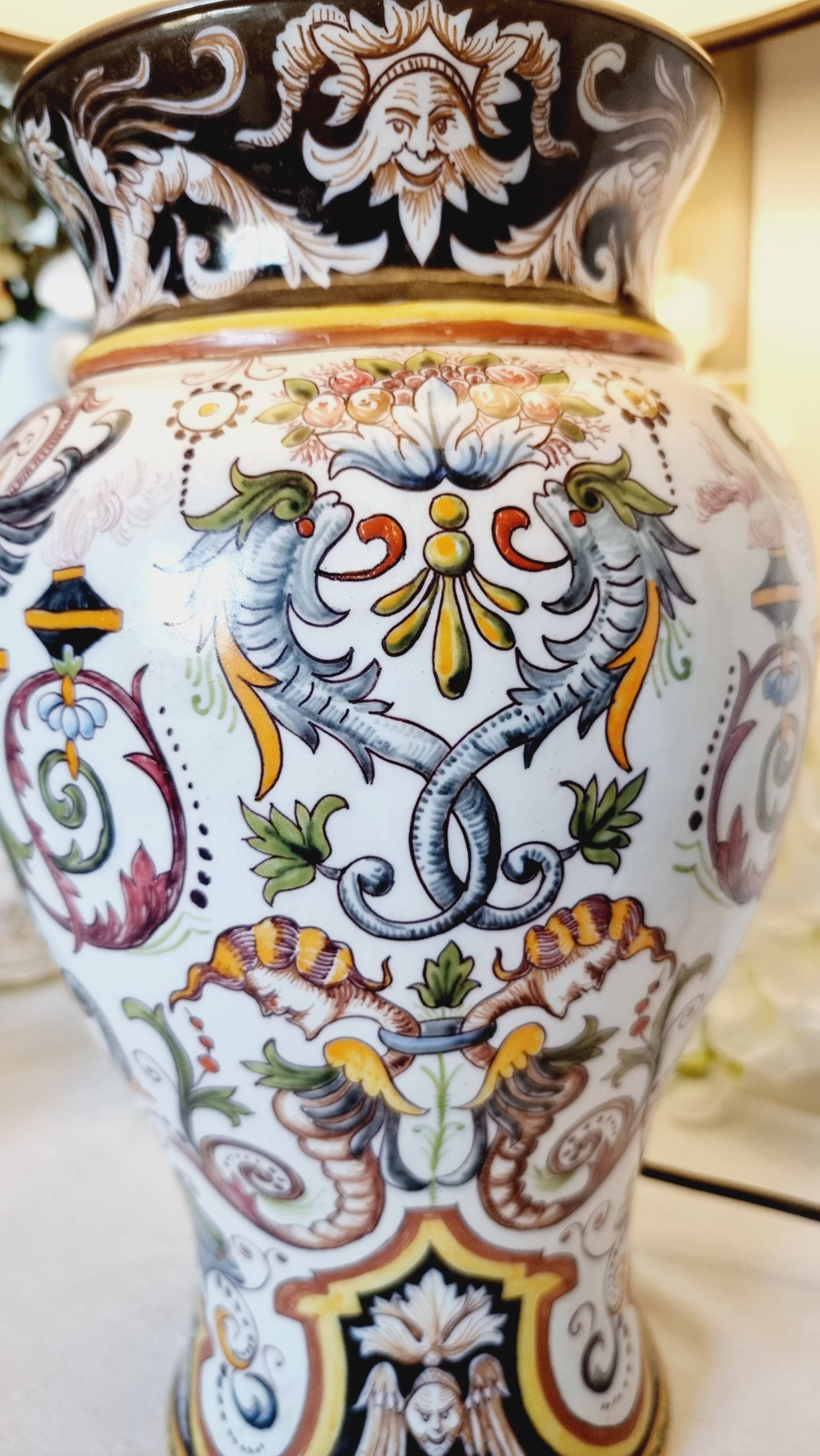 Table lamp in fine earthenware, 1950, in Renaissance style.