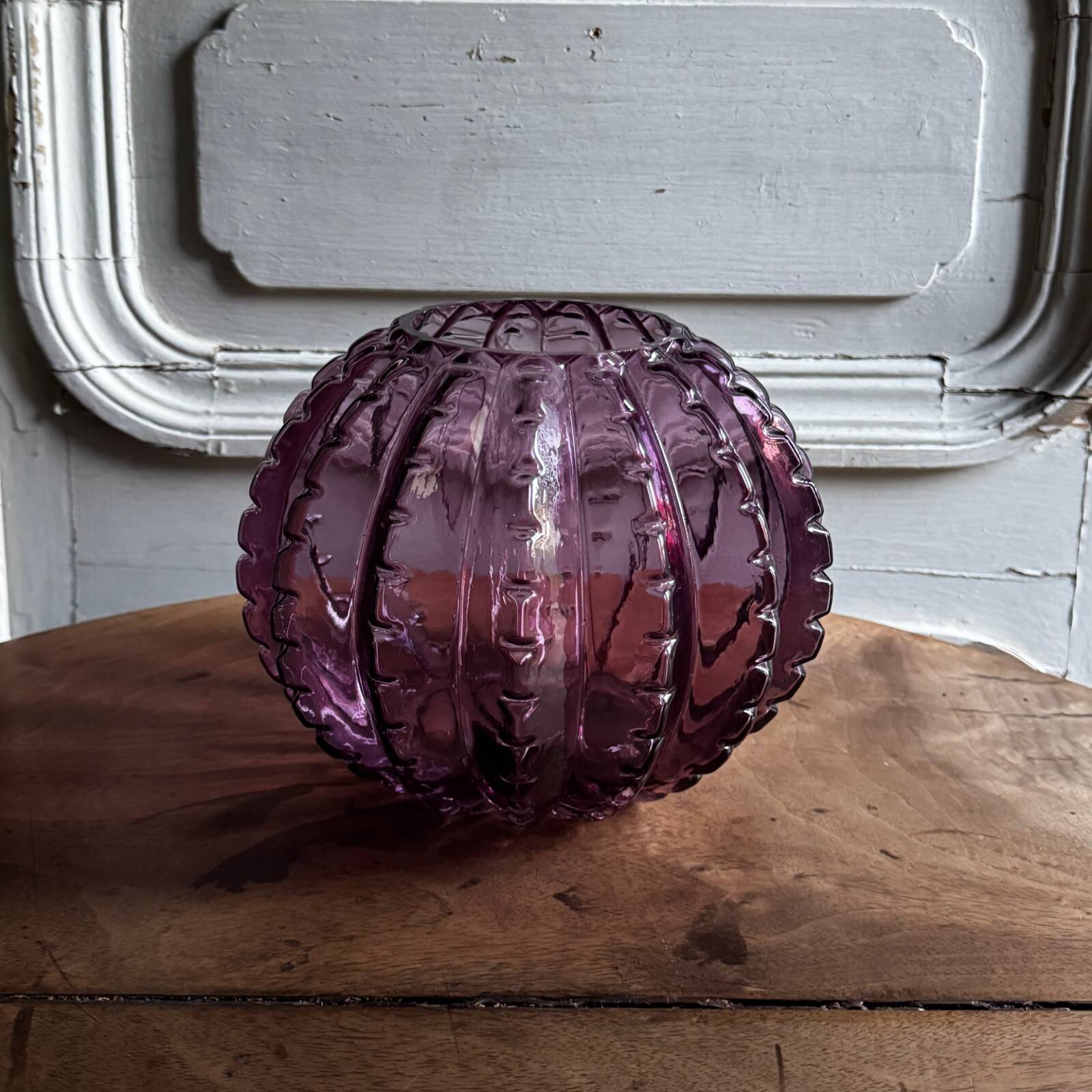 Vase à ailettes Murano Venise 1950 fond violet