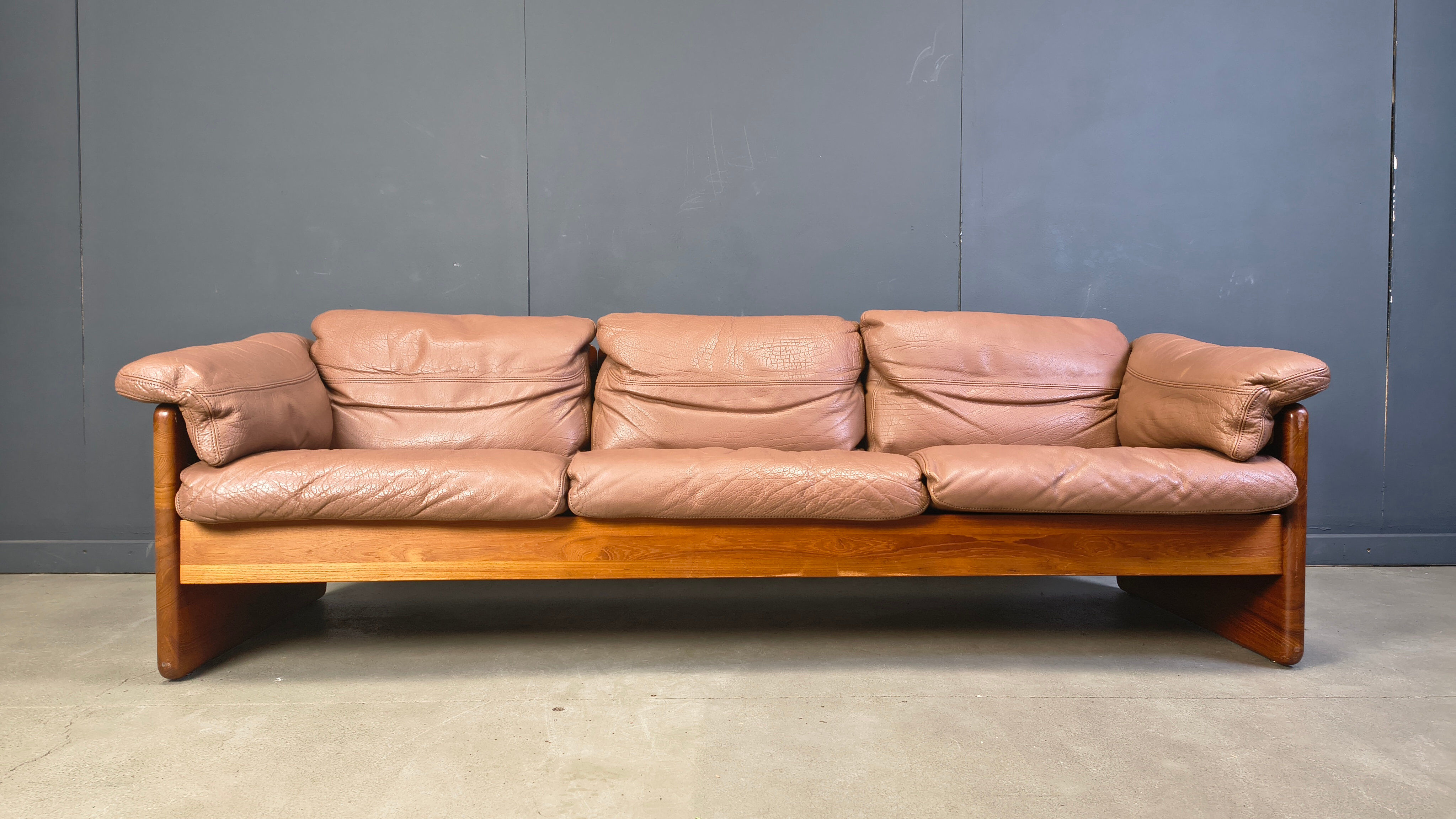 Canapé 3 places en cuir danois et teck par Mikael Laursen, années 1970.