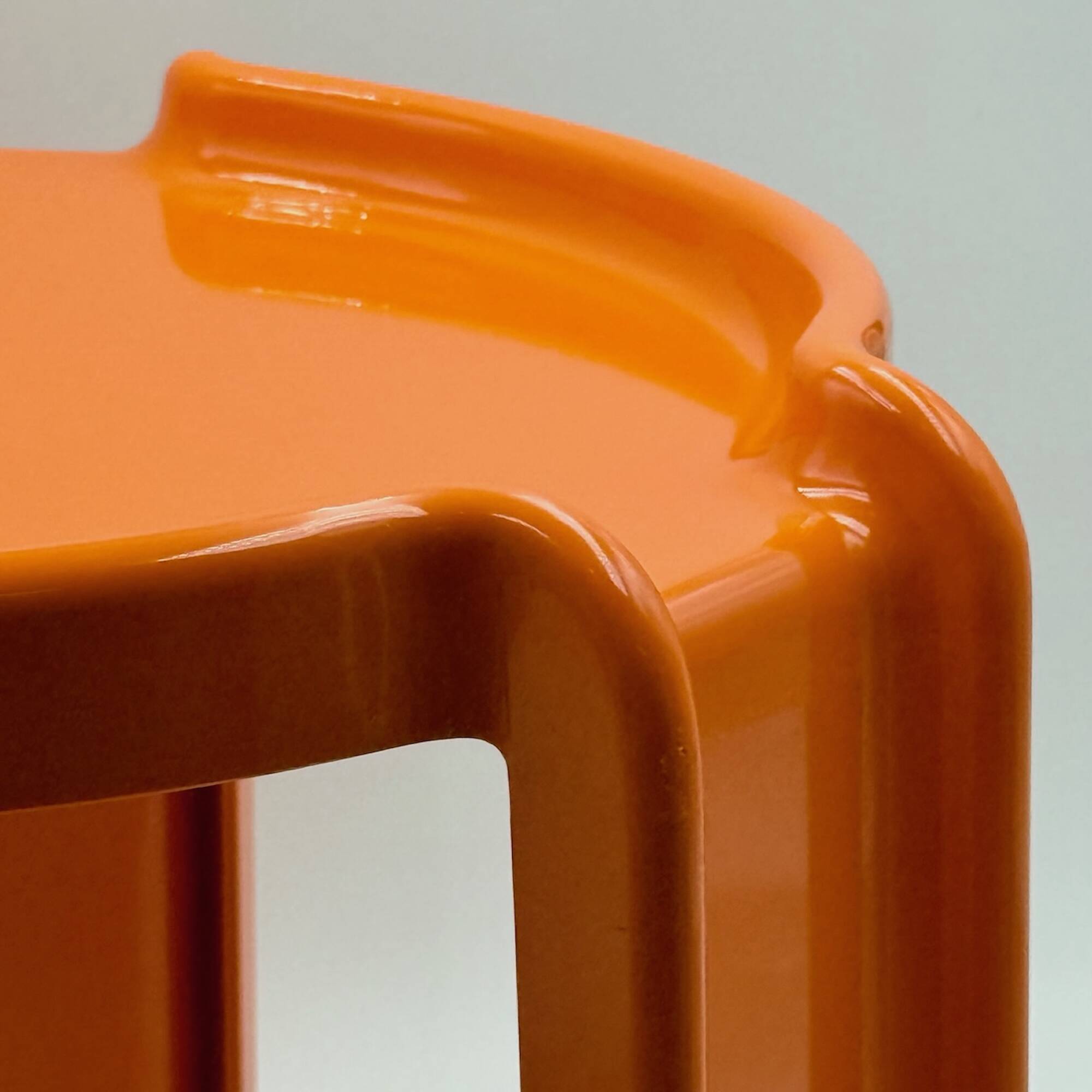 3 tables orange Giotto Stoppino pour Kartell, années 1960