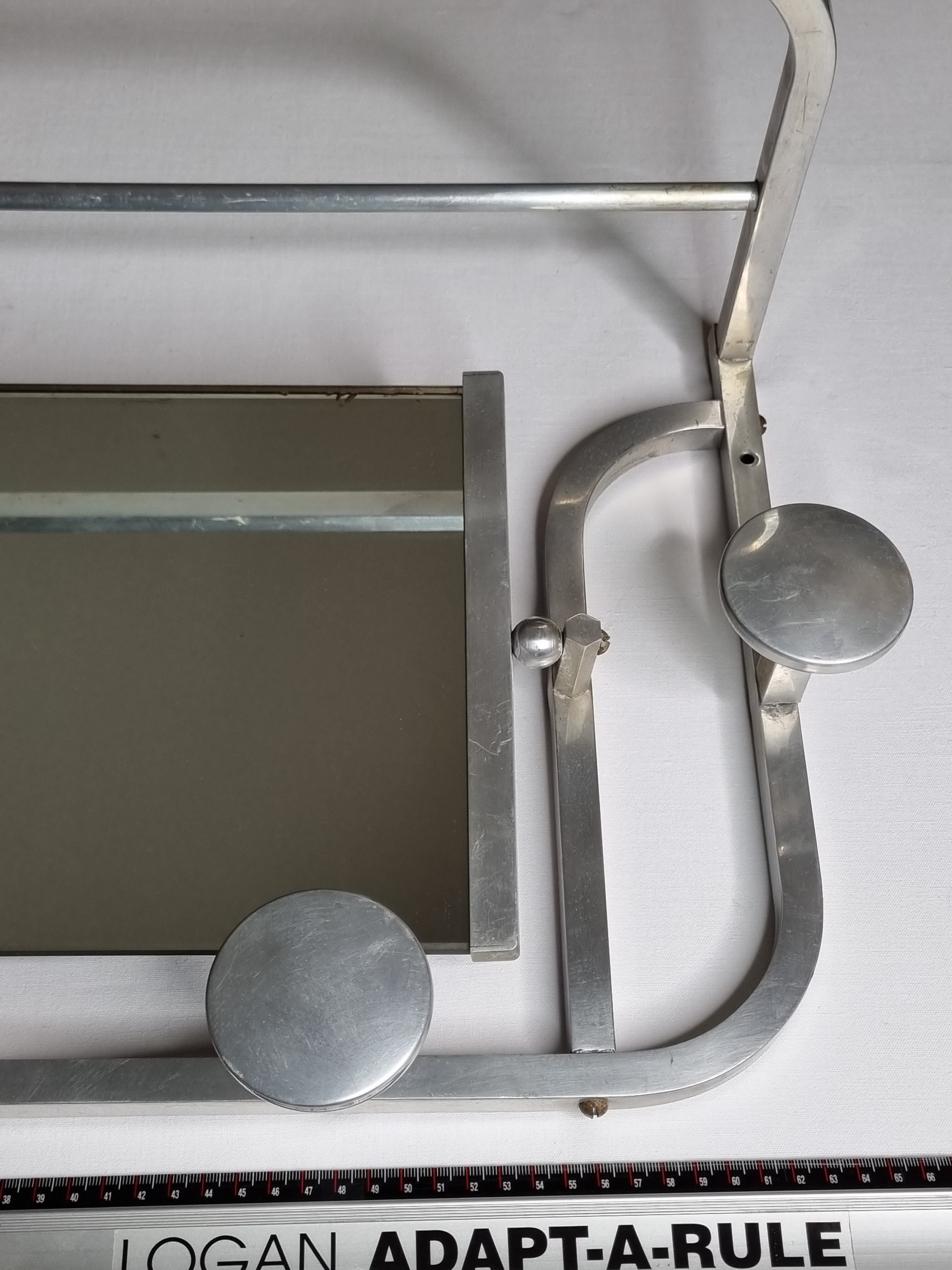 Portemanteau mural en aluminium avec miroir orientable, 5 patères et un porte chapeau, années 50