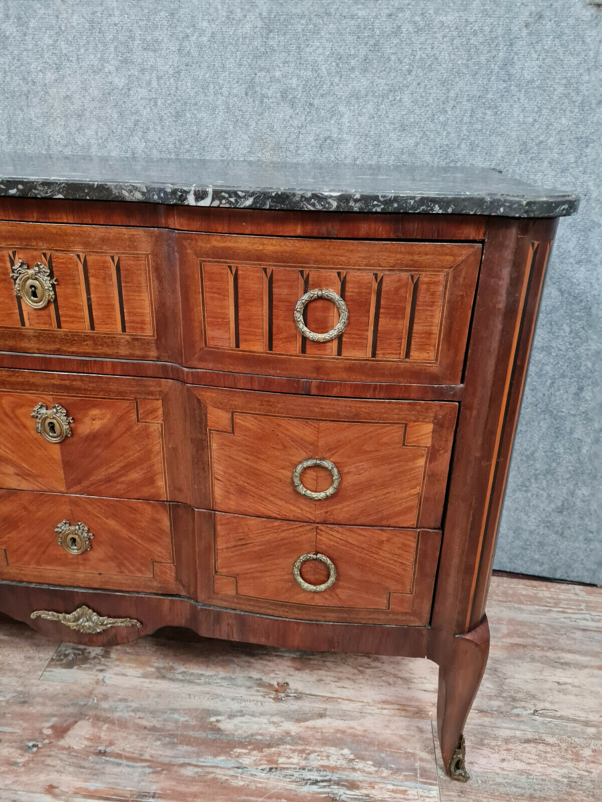 Dresser period Transition to double jump in noble wood marquetry around 1750