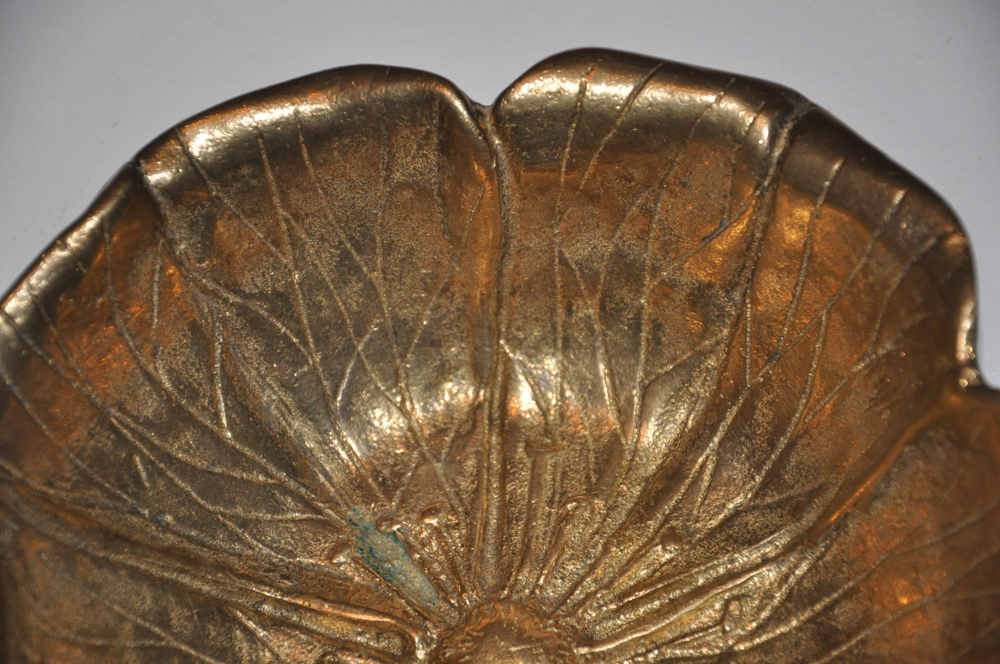 Empty-pocket flower in solid brass