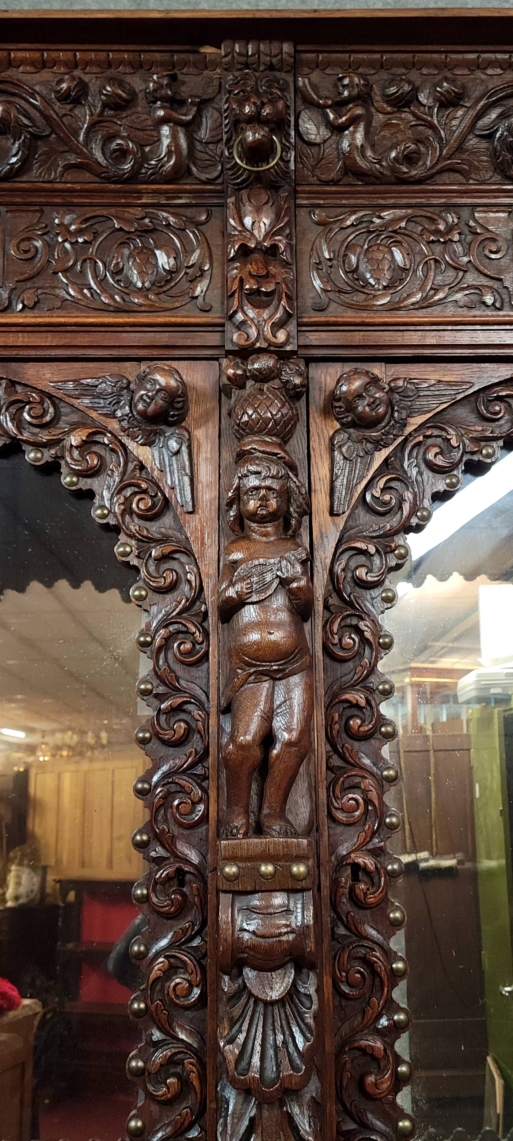 Buffet deux-corps style Renaissance Italienne en chene massif