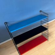 Étagère murale modulaire vintage Tomado en métal bleu, noir et rouge