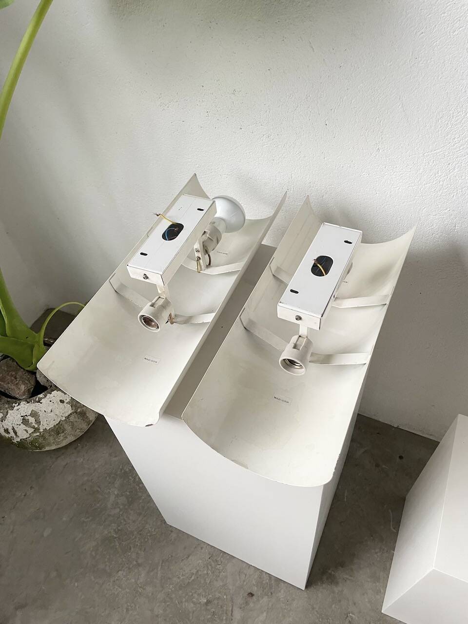 Pair of Parscot wall lights in white lacquered metal from the 80s
