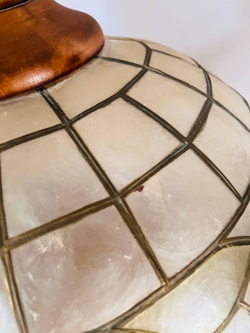 Suspension nacre et laiton, motifs fleuris