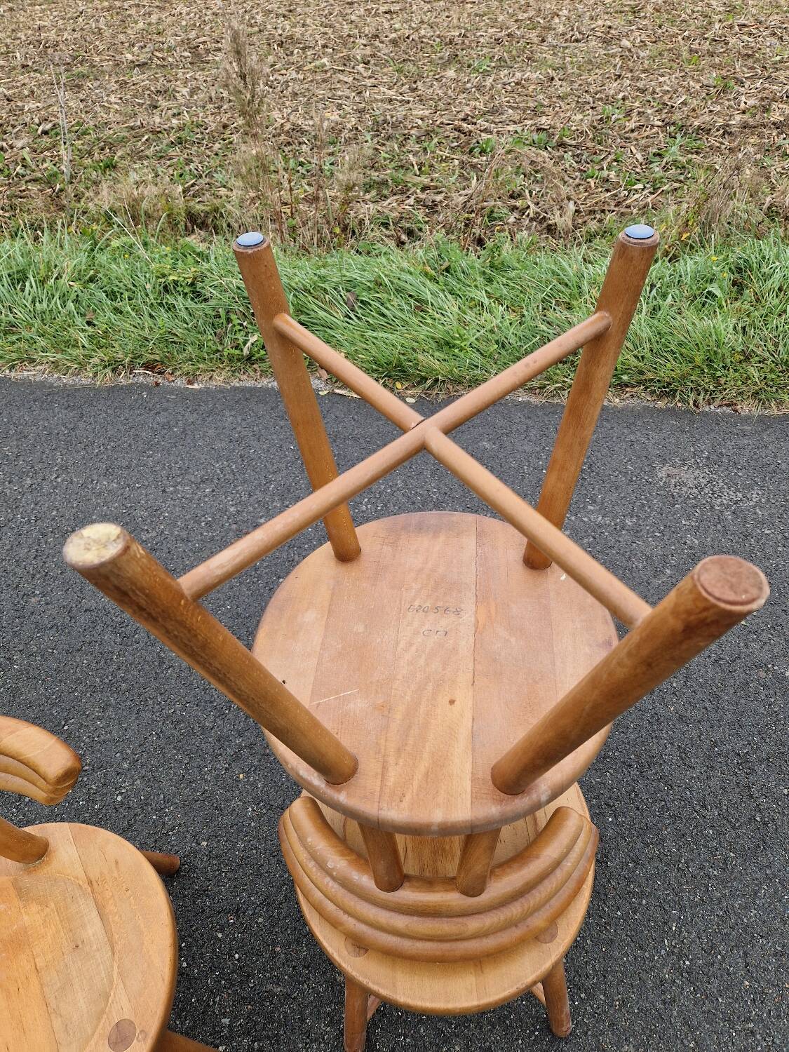 Set of 4 solid organic chairs