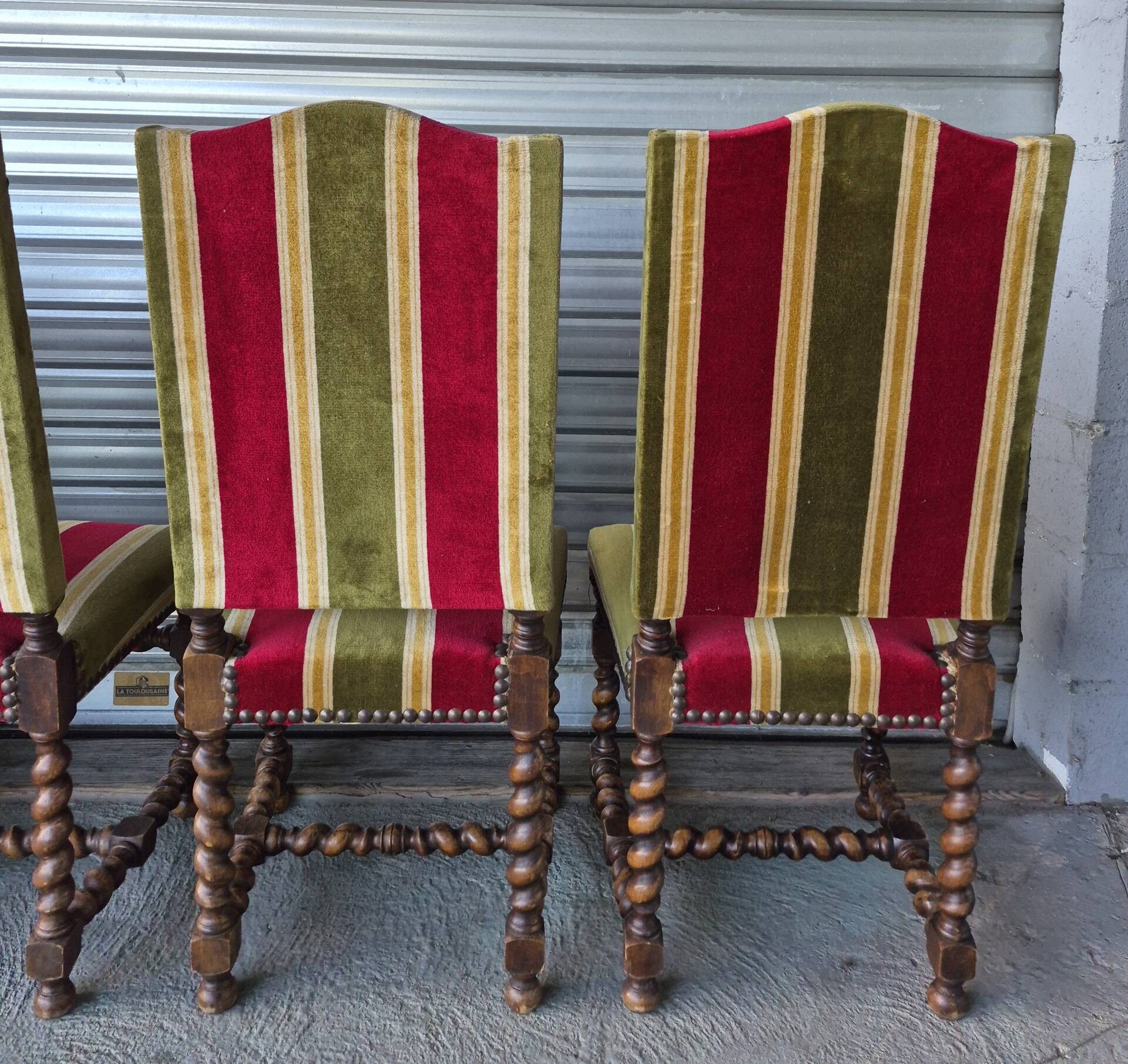 Set of 6 Louis XIII style chairs in turned wood and velvet.