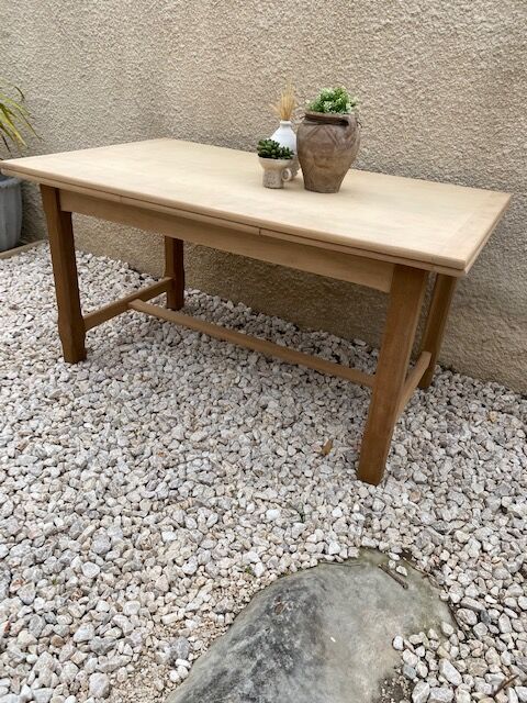 Stripped and extendable farm table