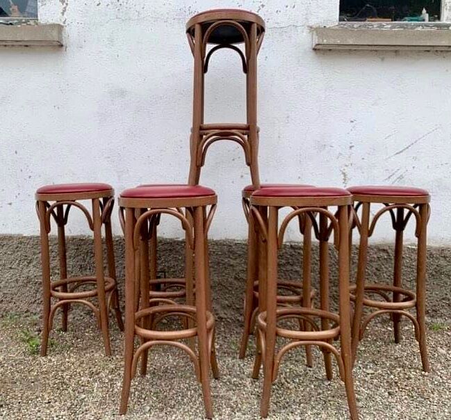Lot de 7 tabourets de bar en bois courbé assise skaï rouge