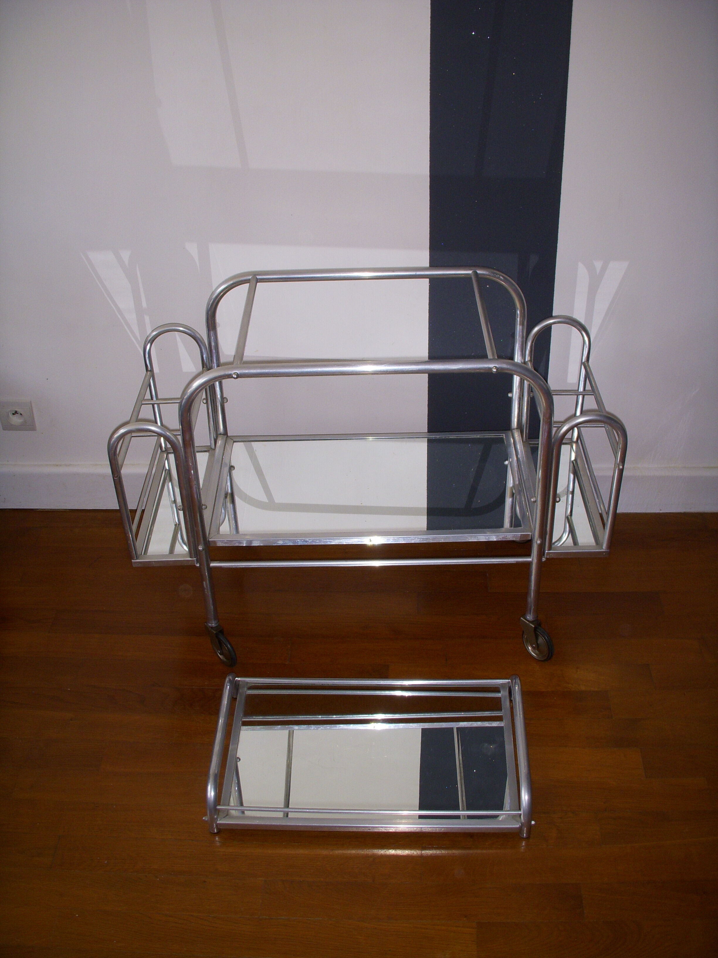 Serving a skateboard art deco 1930