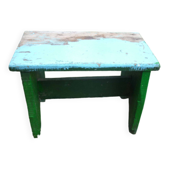 Banc bas en bois brutaliste vert et bleu