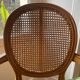 Fauteuil de style Louis XVI en velours et rotin