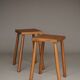 Tabourets hauts rustiques en chêne. années 1970. Lot de 2