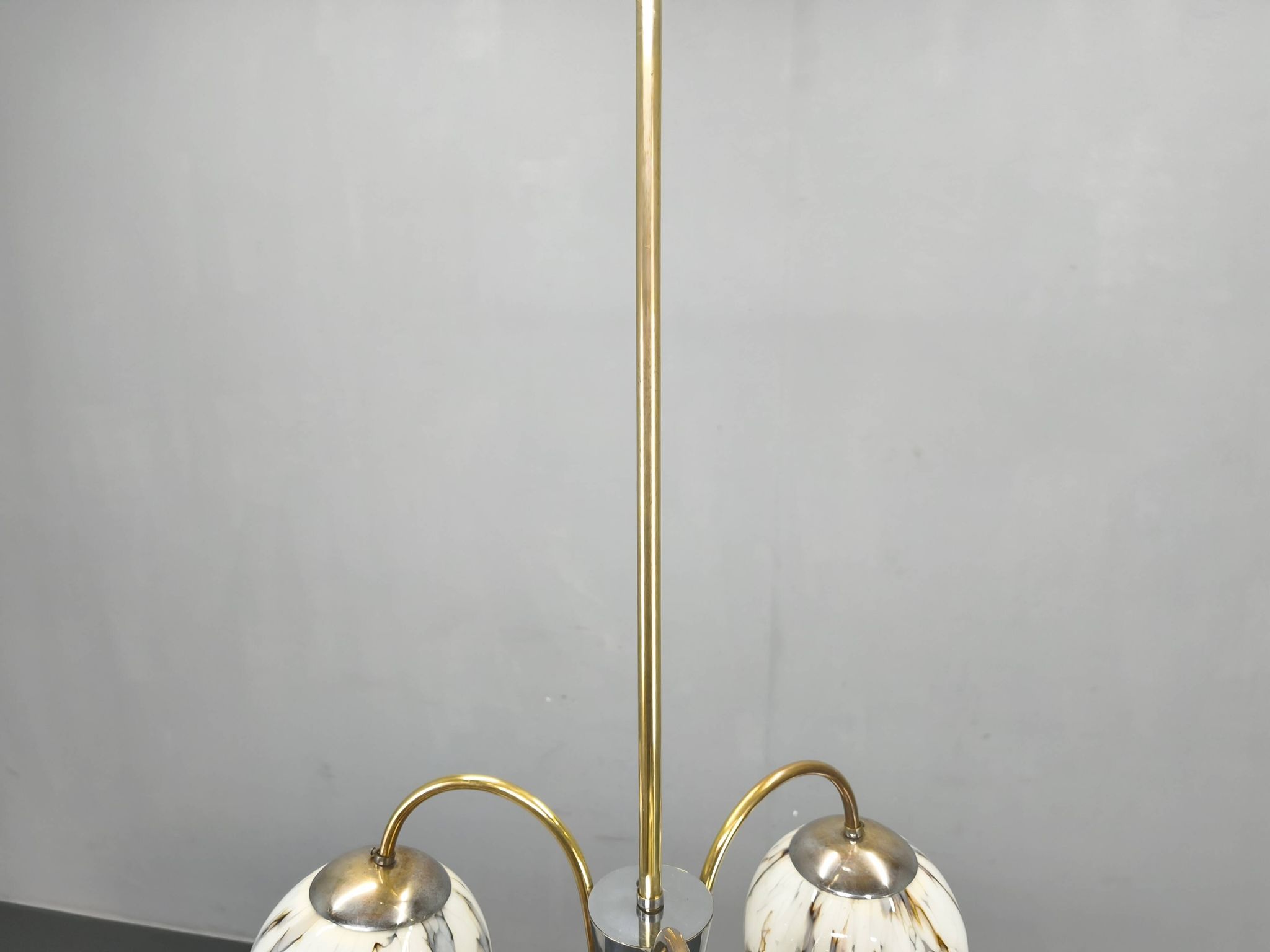 Chandelier Art Déco, verre marbré, laiton et chrome, années 1930