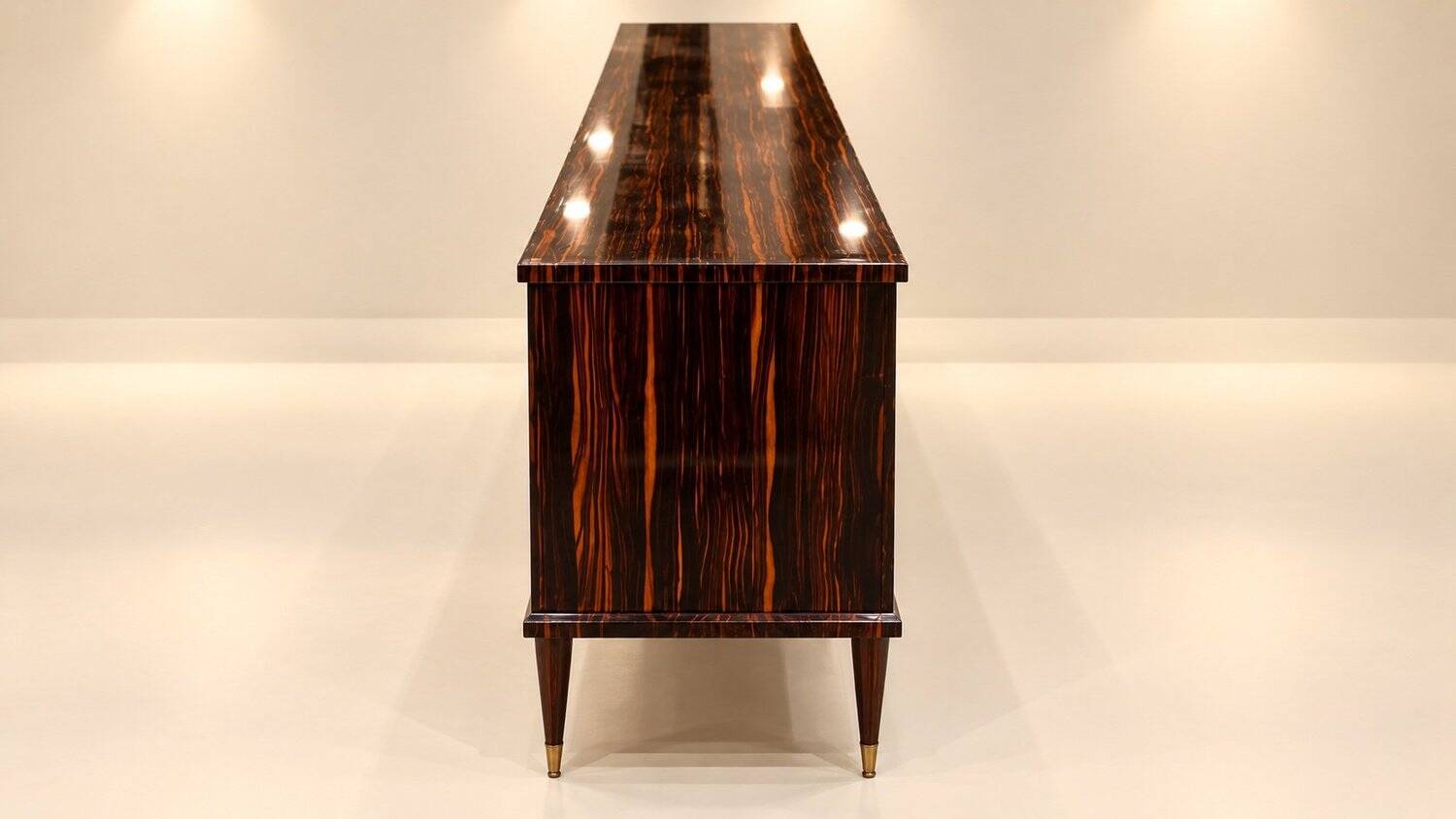Enfilade buffet bas – Style Art Déco – Placage ébène de Macassar – Laiton