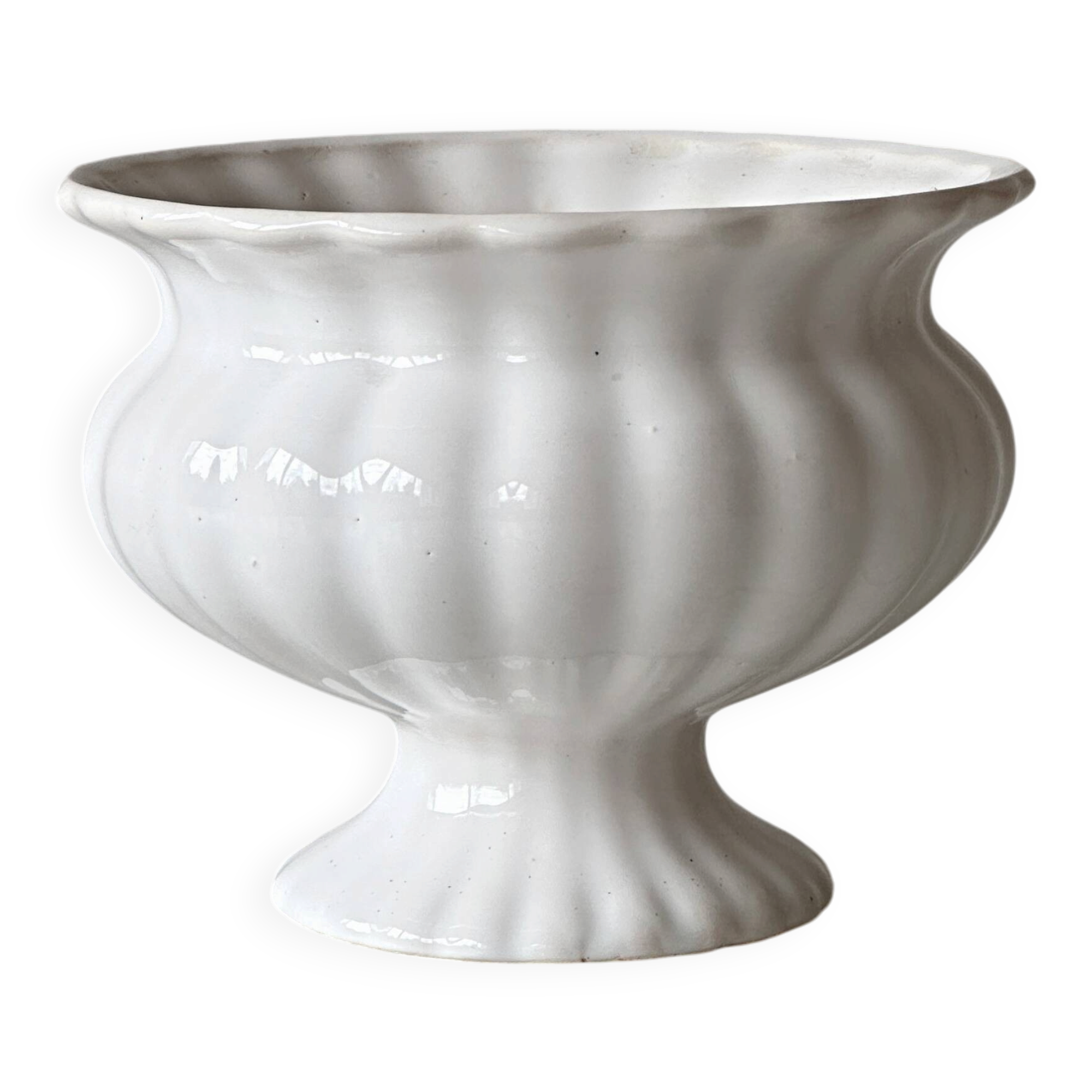 White ribbed ceramic cache-pot
