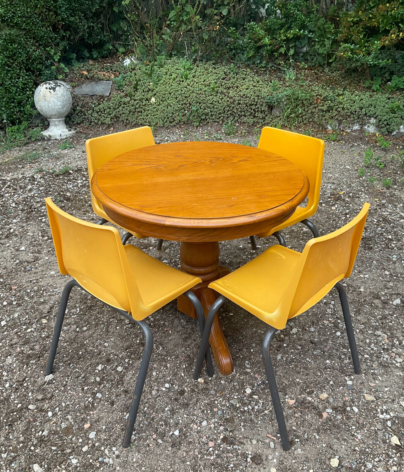 Vintage 70s table and 4 chairs set