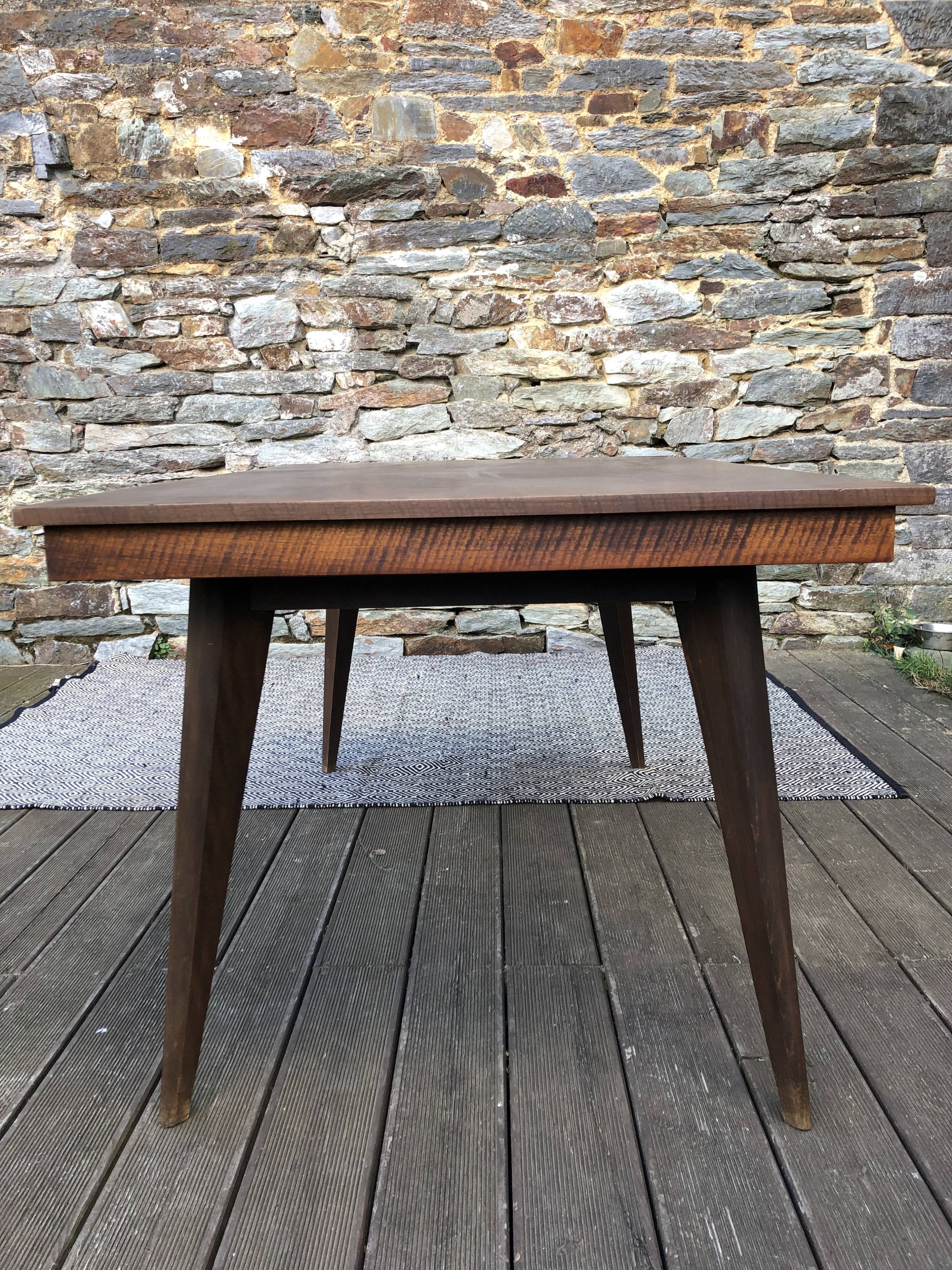 Dining table compass legs