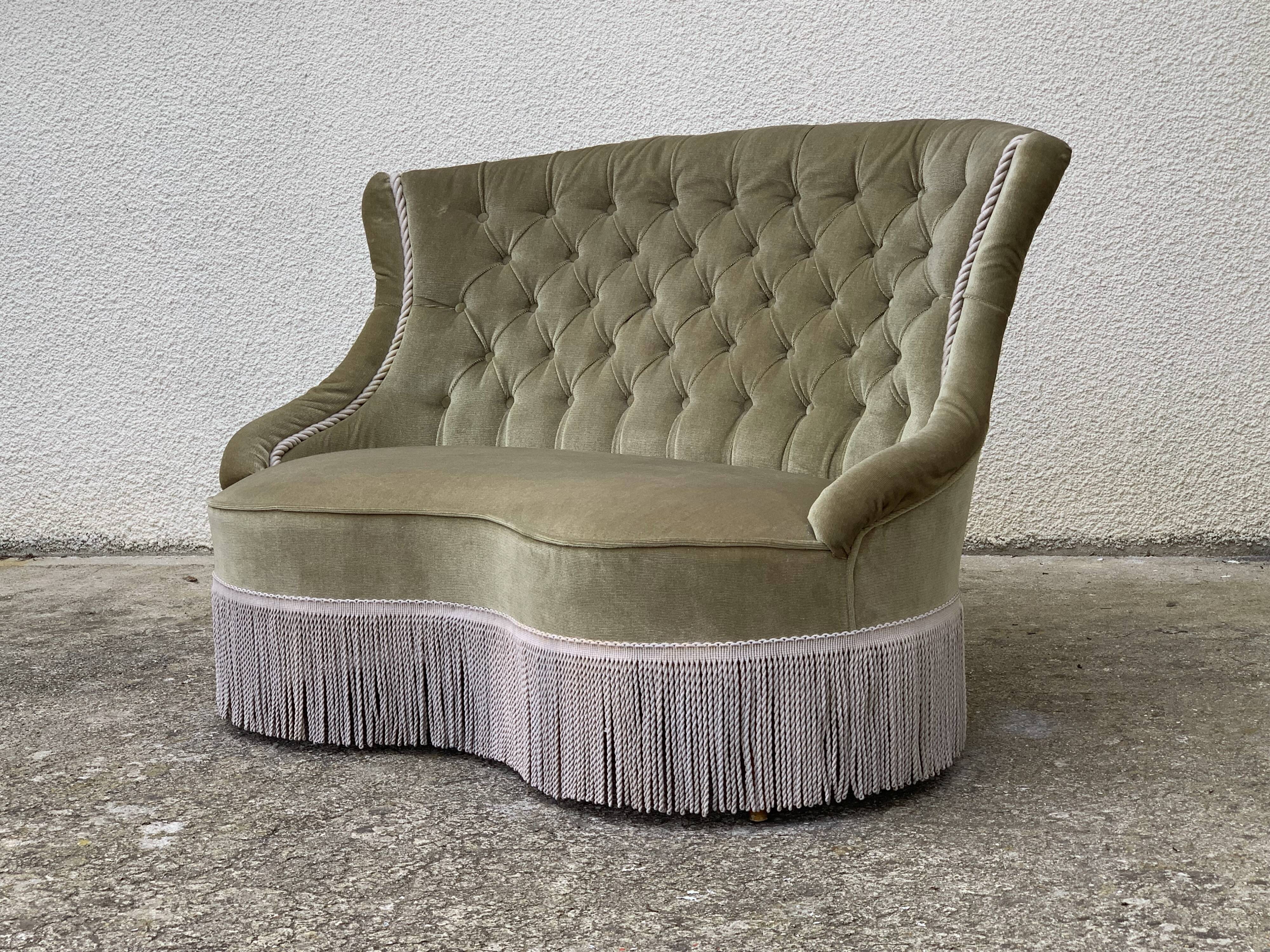 Padded velvet toad bench