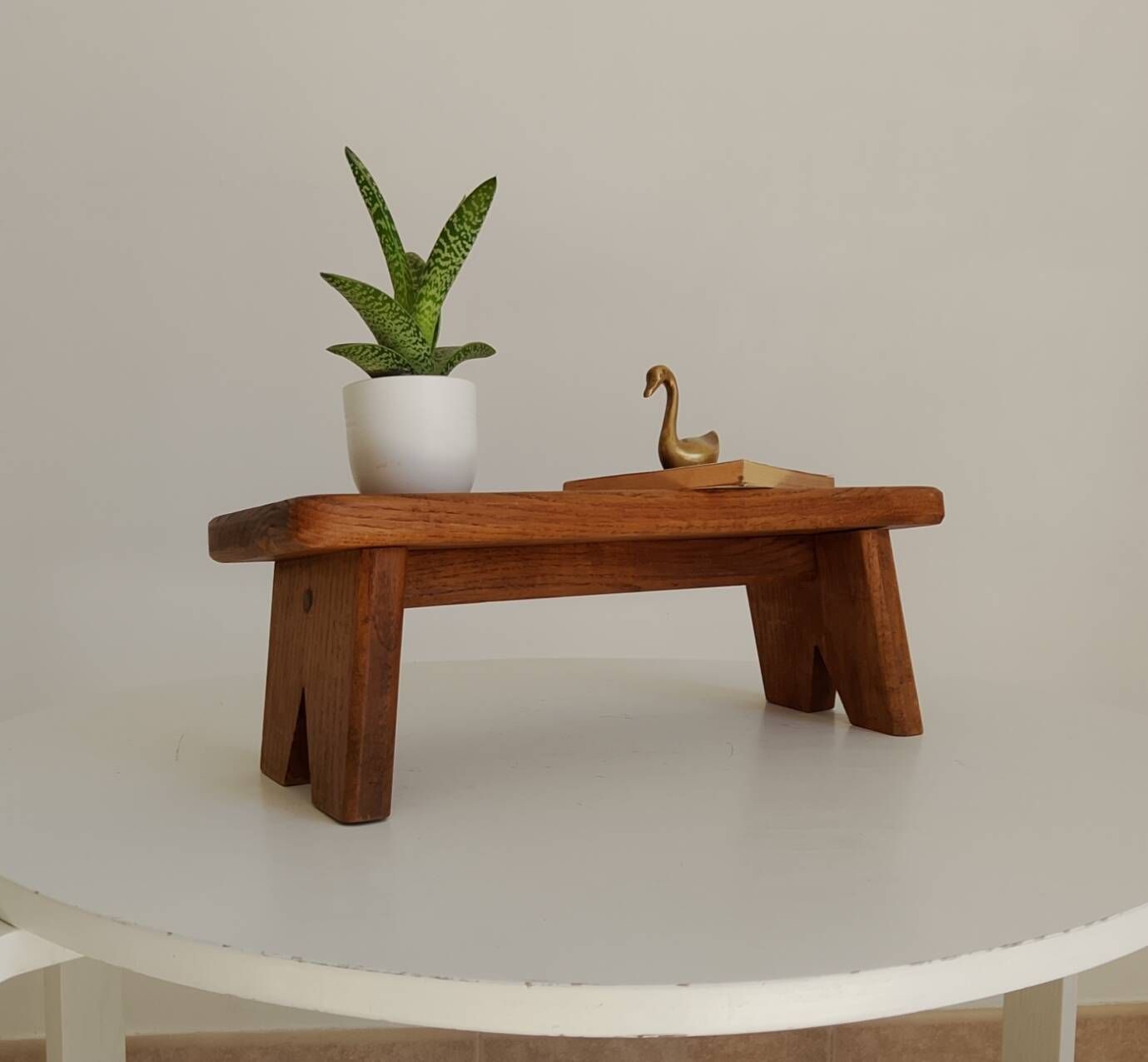 Tabouret petit banc brutaliste années 60 en chêne massif