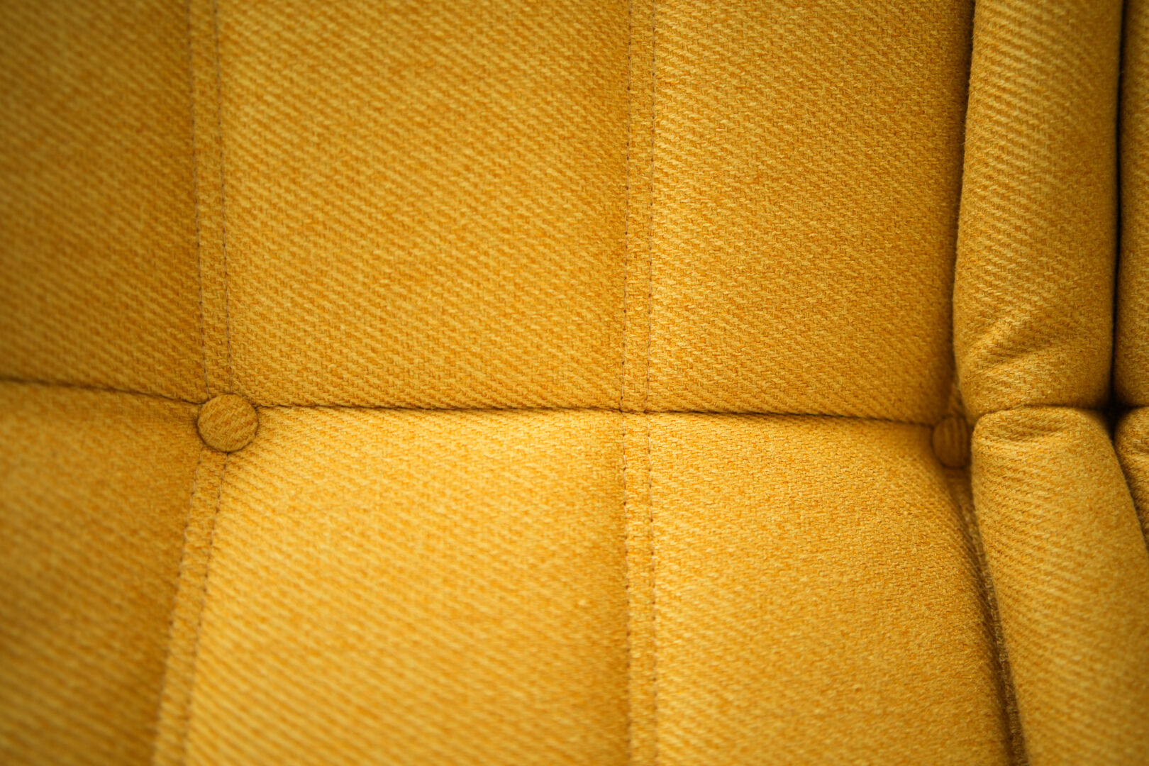 Ensemble de chaise et pouf Togo en tweed jaune