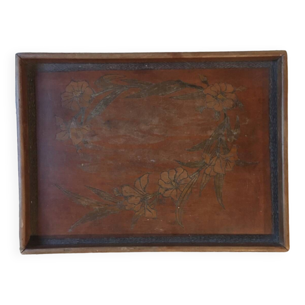 Plateau en bois sculpté