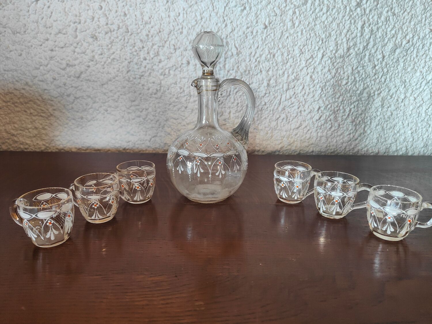 Service à liqueur en verre émaillé de blanc et de orange