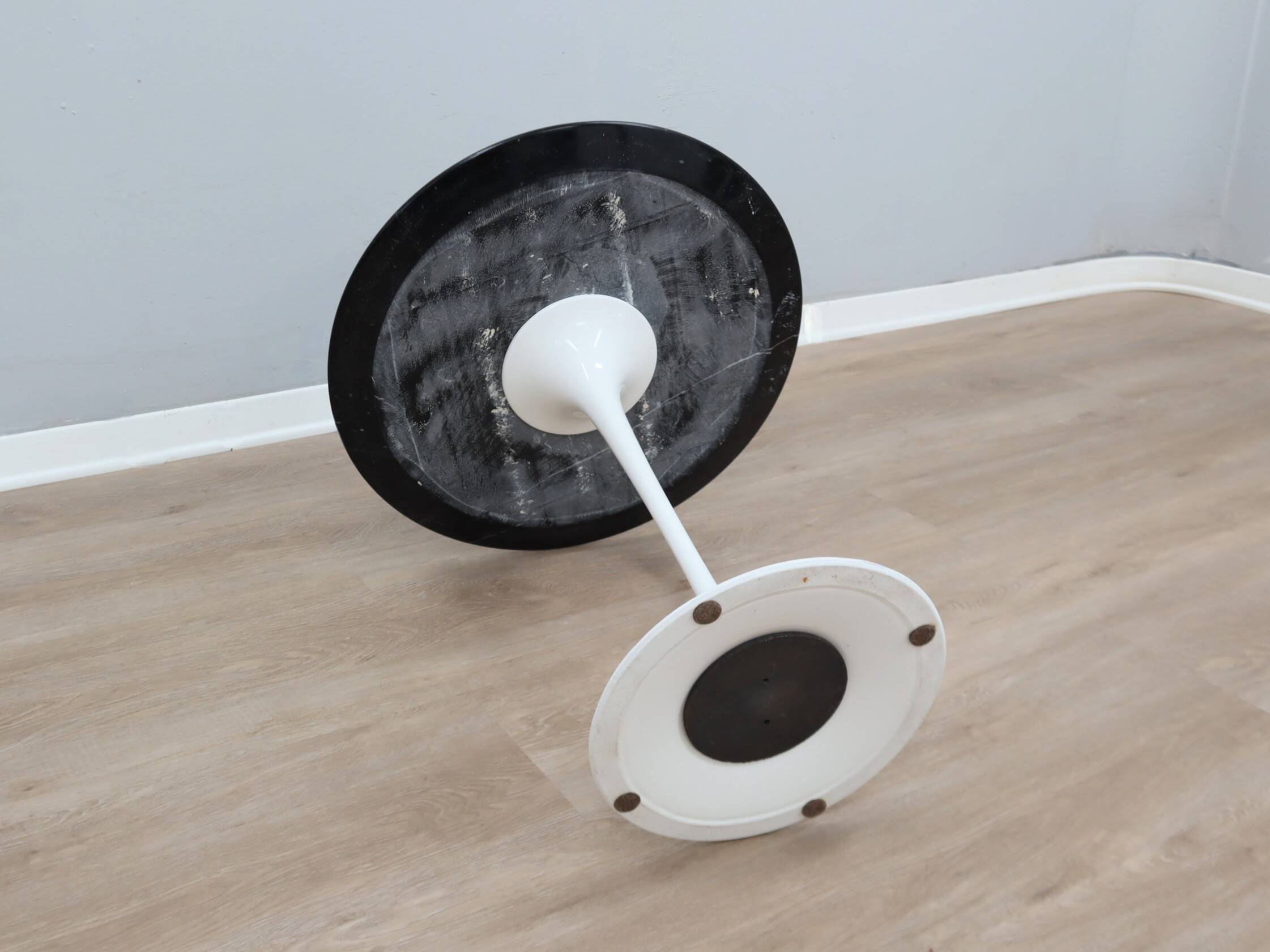 Table basse tulipe Knoll Saarinen années 1980 en marbre noir Marquina