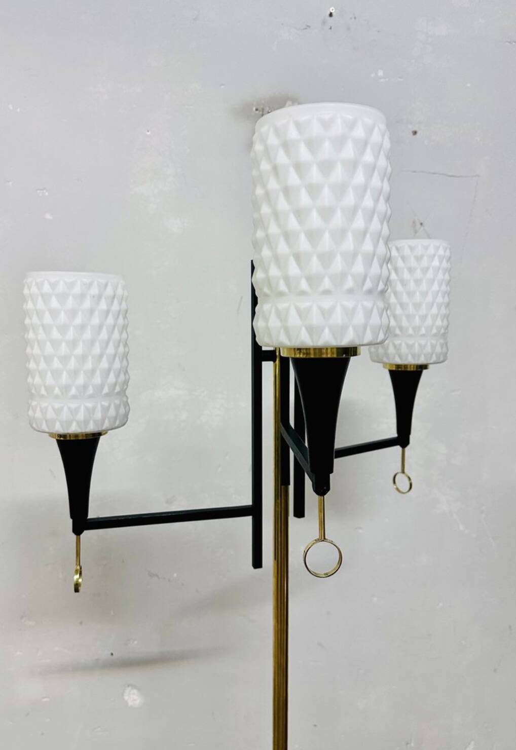 Lampada da terra vintage in vetro opalino, anni '60