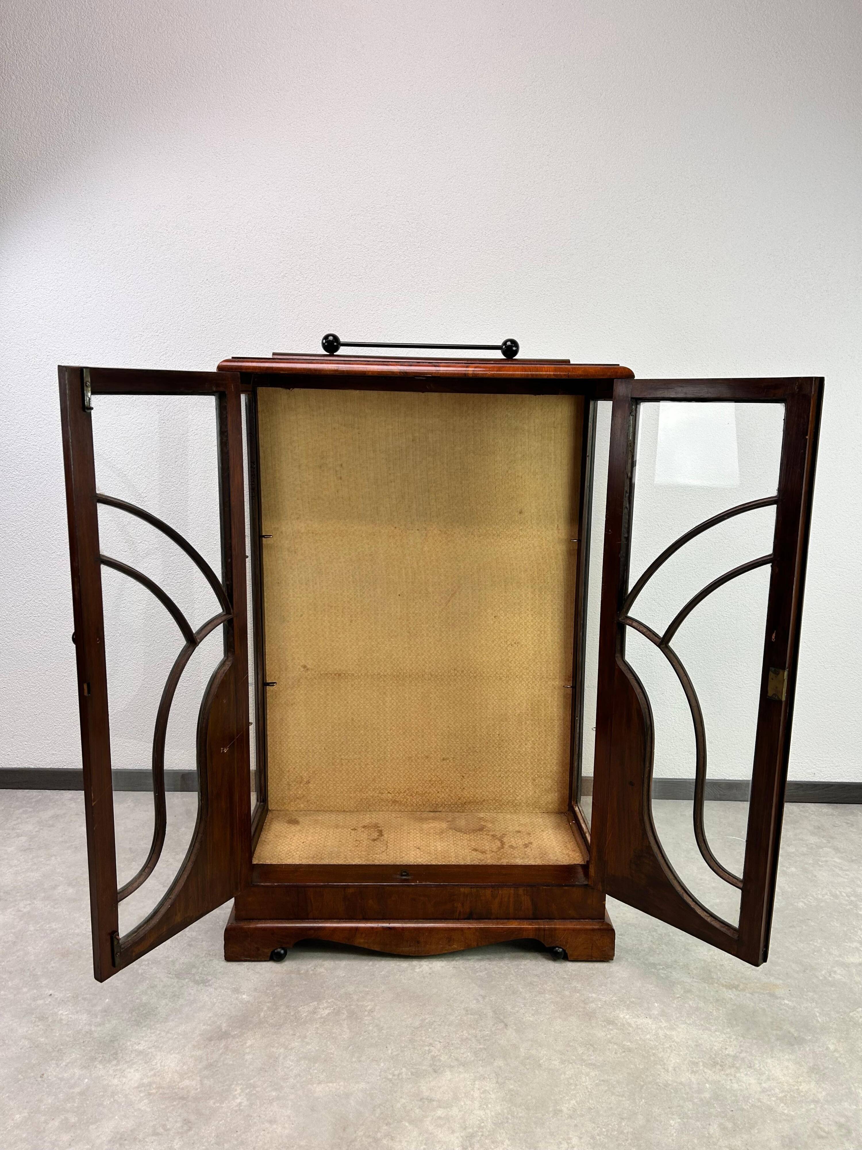 Petite vitrine art déco en noyer