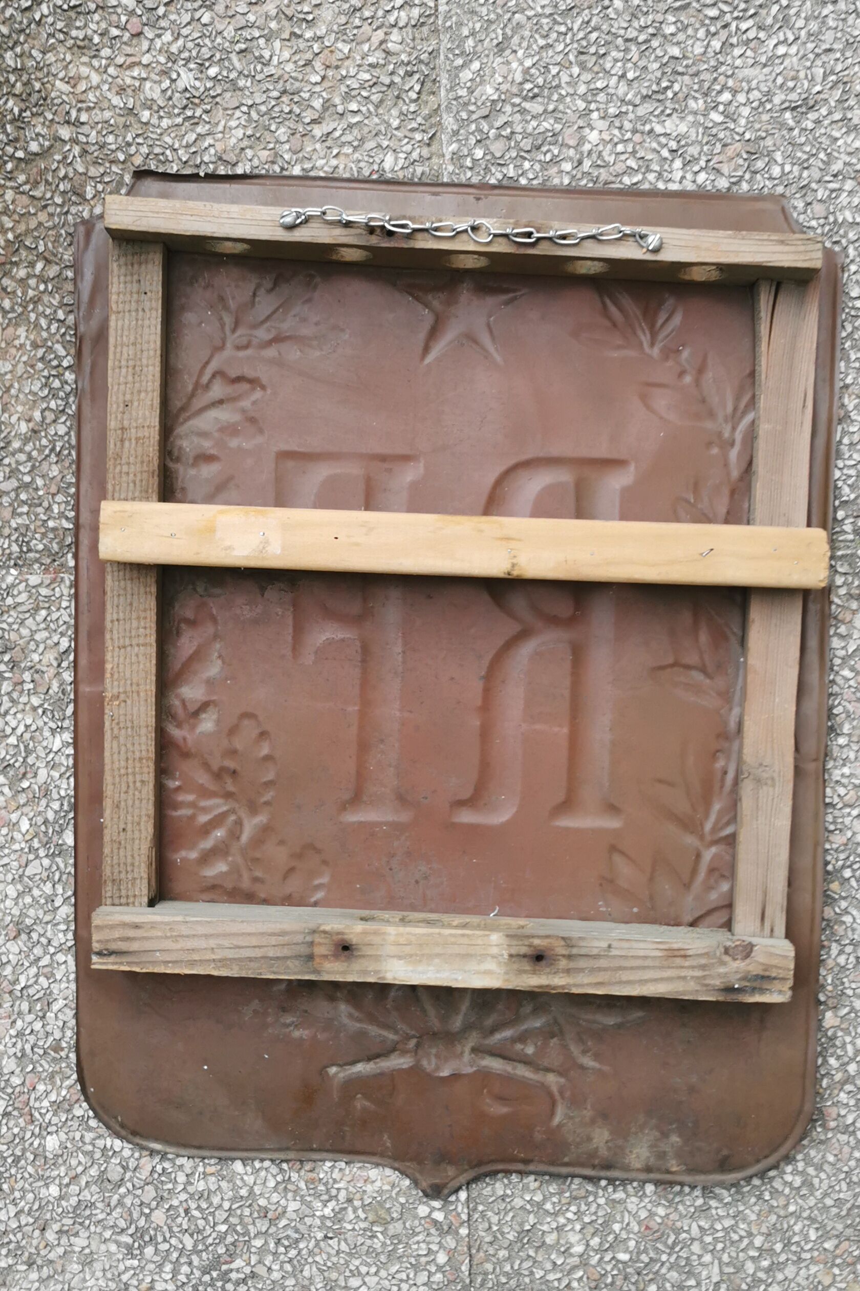 Plaque bearing the flags of mary French Republic